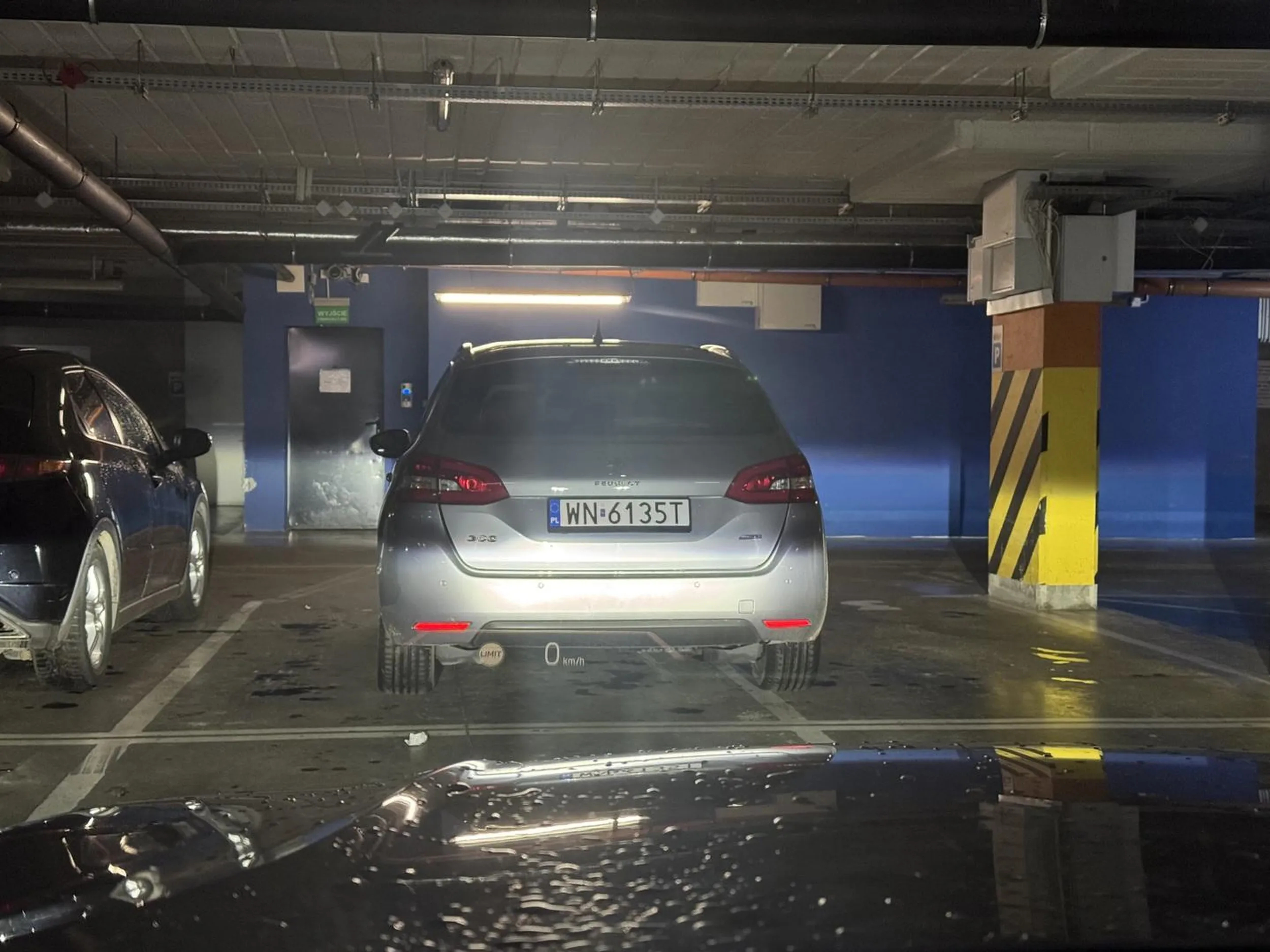 Obseraniec sobie zaparkował na dwóch bo na tym po prawej już nikt nie zaparkuje