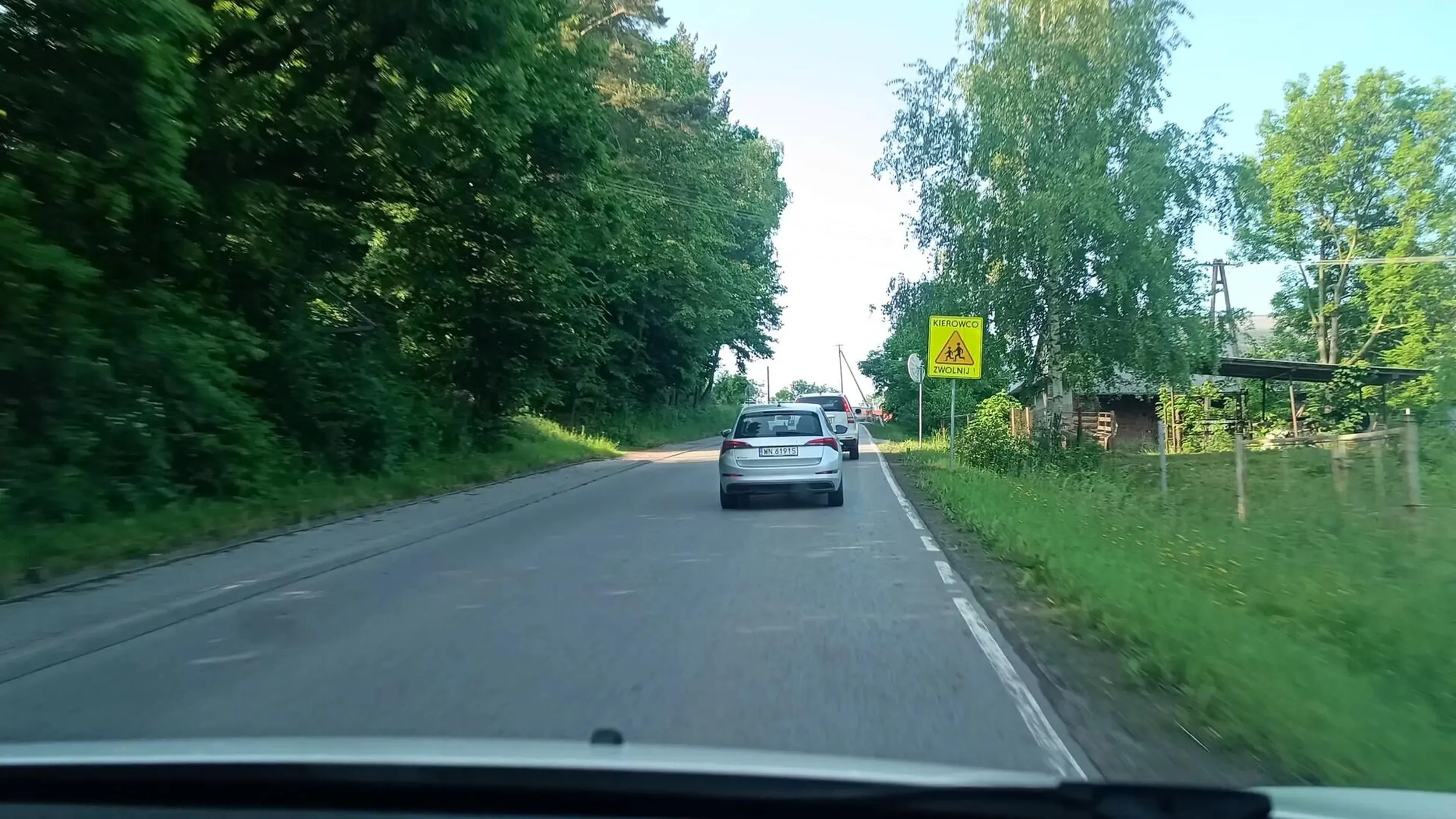 Kobieta + okres = wylgarny babsztyl. Jedziesz normalnie i ta typoara wyprzedza i trąbi. Pokazuje środkowy palec z dupy. Z kolegą zupełnie nie rozumieliśmy o co chodziło. Jechaliśmy białym busem na wyboistej drodze. Wkurzyło Nas jej zachowanie . Nie wiem gdzie kultura się podziała, ale z takim ryjem to chyba zrozumieliśmy, że ucieka od ludzi. Jak ktoś ją zobaczy to niech uważa bo to nieprzewidywalne babsko.