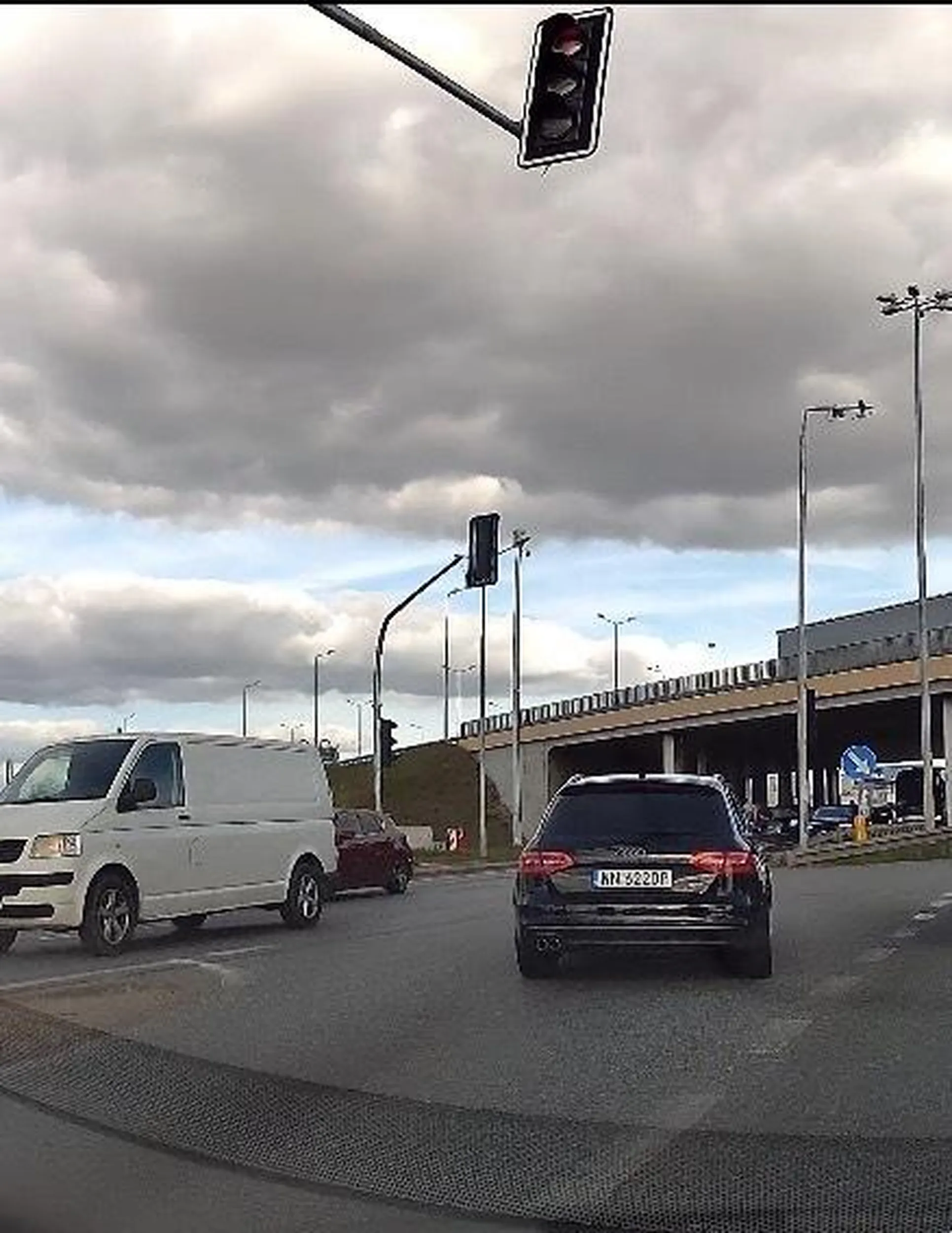 Cwaniaczek co musi wyminąć wszystkich prawidłowo czekających do skrętu. Spokojnie, czekaj na wezwanie z komendy za ten wjazd na czerwonym.