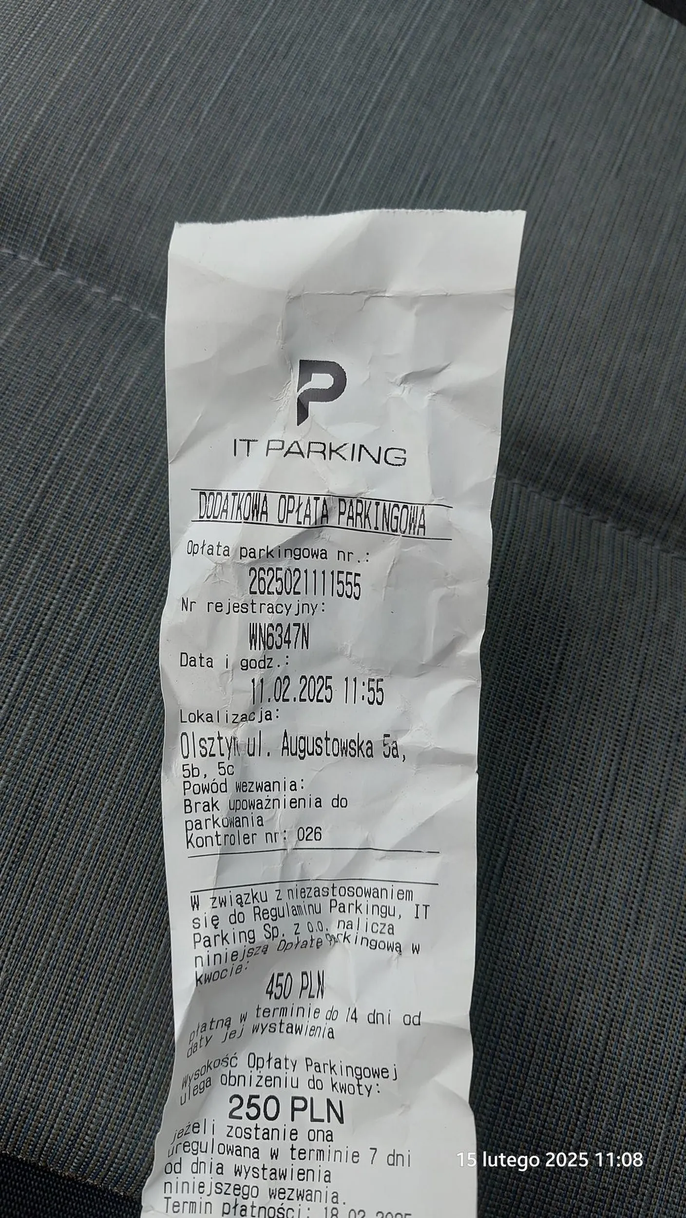 Kierowca tego pojazdu: 1. Nie zwraca uwagi na znaki 2. Zajmuje miejsce parkingowe przeznaczone nie dla niego 3. Prawdopodobnie nie ma zamiaru opłacić kar regulaminowych 4. Śmieci