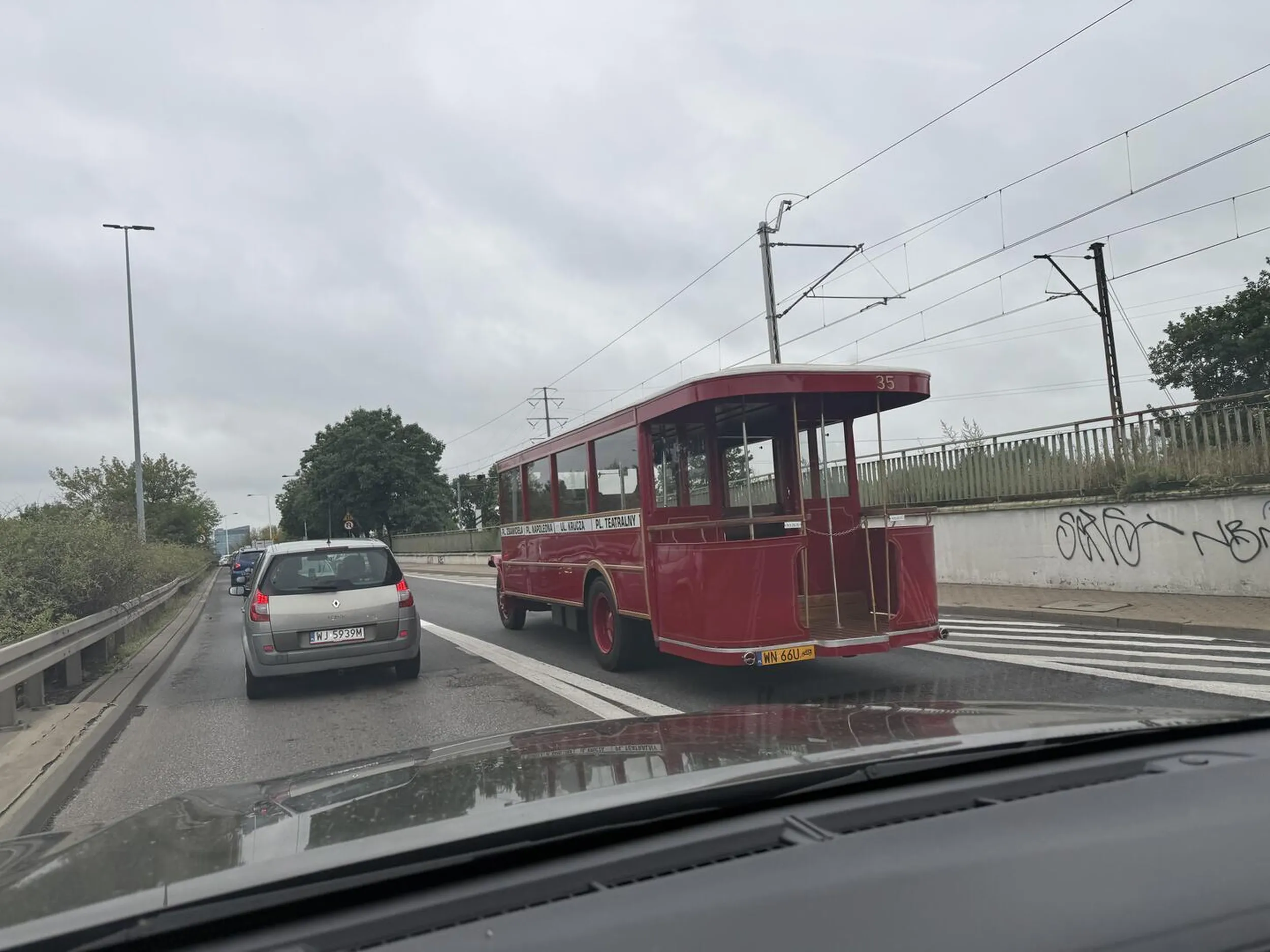 Autobus całkowicie drewniany i ma już ponad 90 lat. Cudownie odrestaurowany