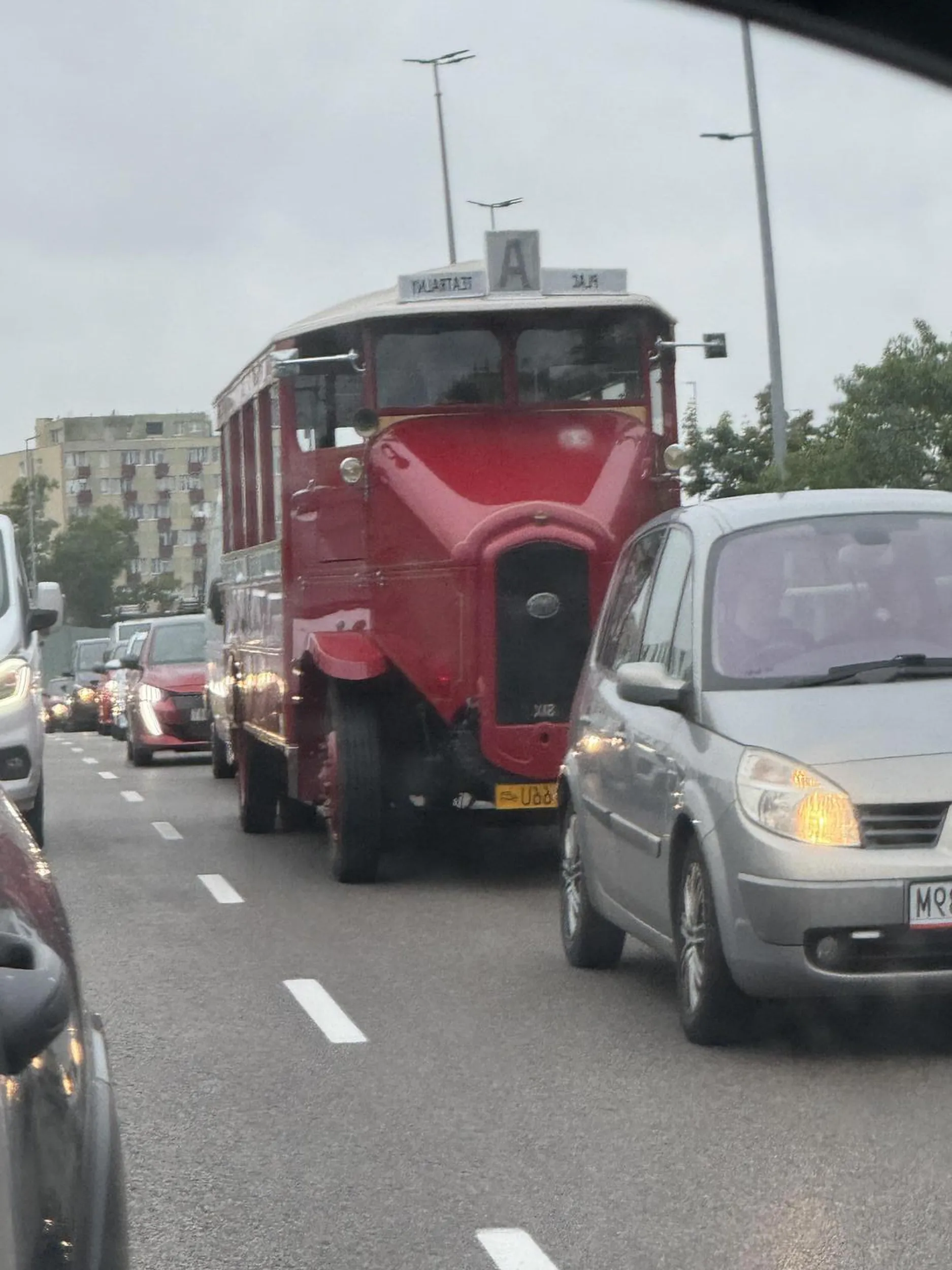 Autobus całkowicie drewniany i ma już ponad 90 lat. Cudownie odrestaurowany