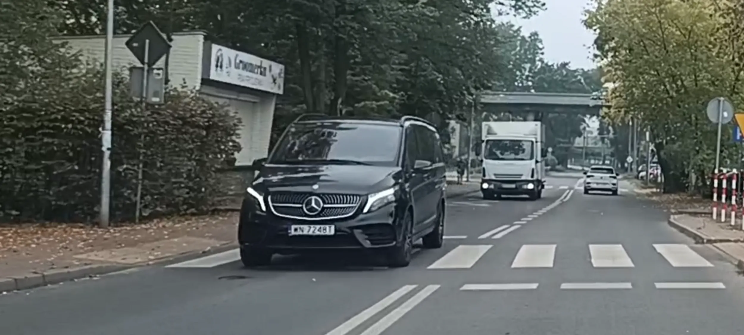 Kierujący rozmawia przez telefon przy uchu w czasie jazdy