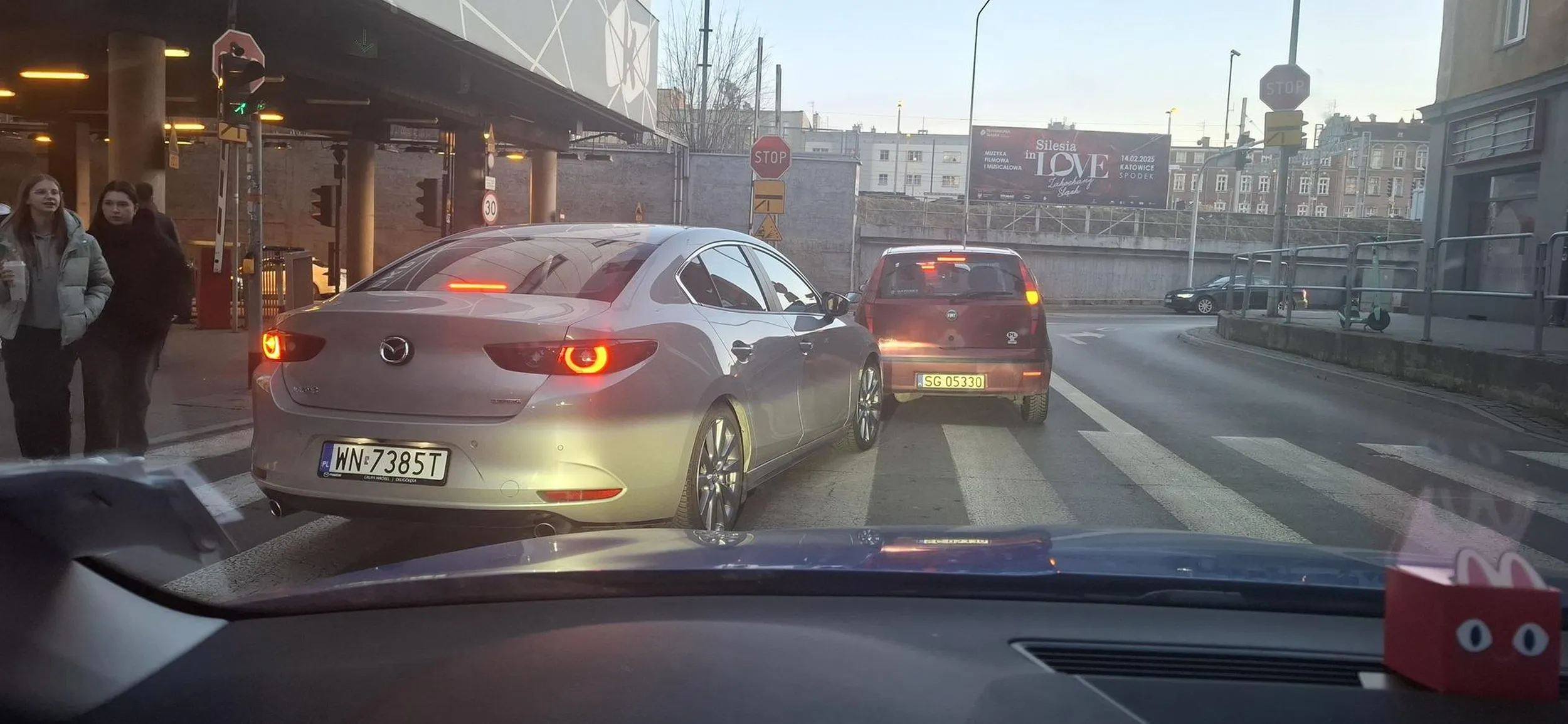 Cwaniak pierwszej wody. Najpierw buspasem ominął cały korek i wjechał na czerwone i stał na pasach a potem sznurek aut ominął torowiskiem. Wystawca z targów BHP w Katowicach.