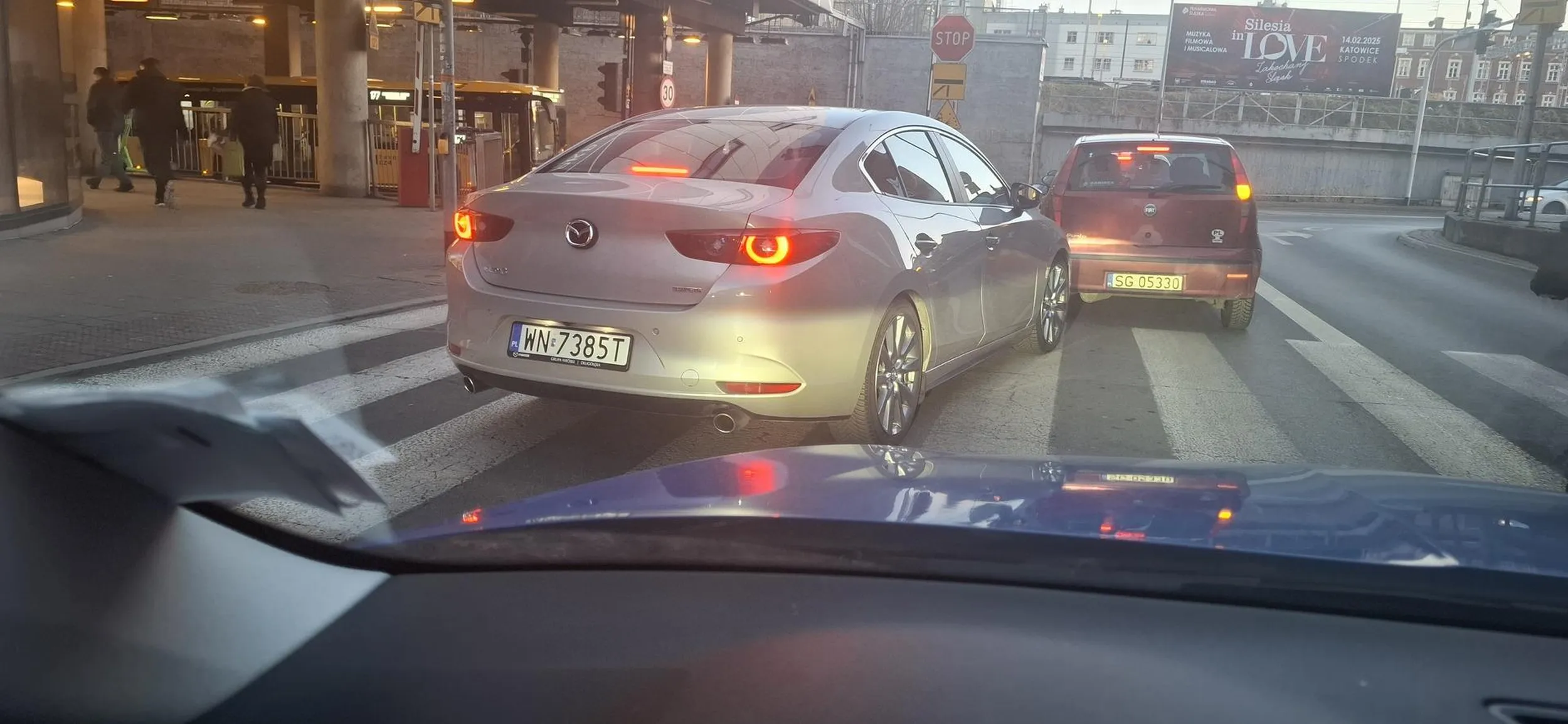 Cwaniak pierwszej wody. Najpierw buspasem ominął cały korek i wjechał na czerwone i stał na pasach a potem sznurek aut ominął torowiskiem. Wystawca z targów BHP w Katowicach.