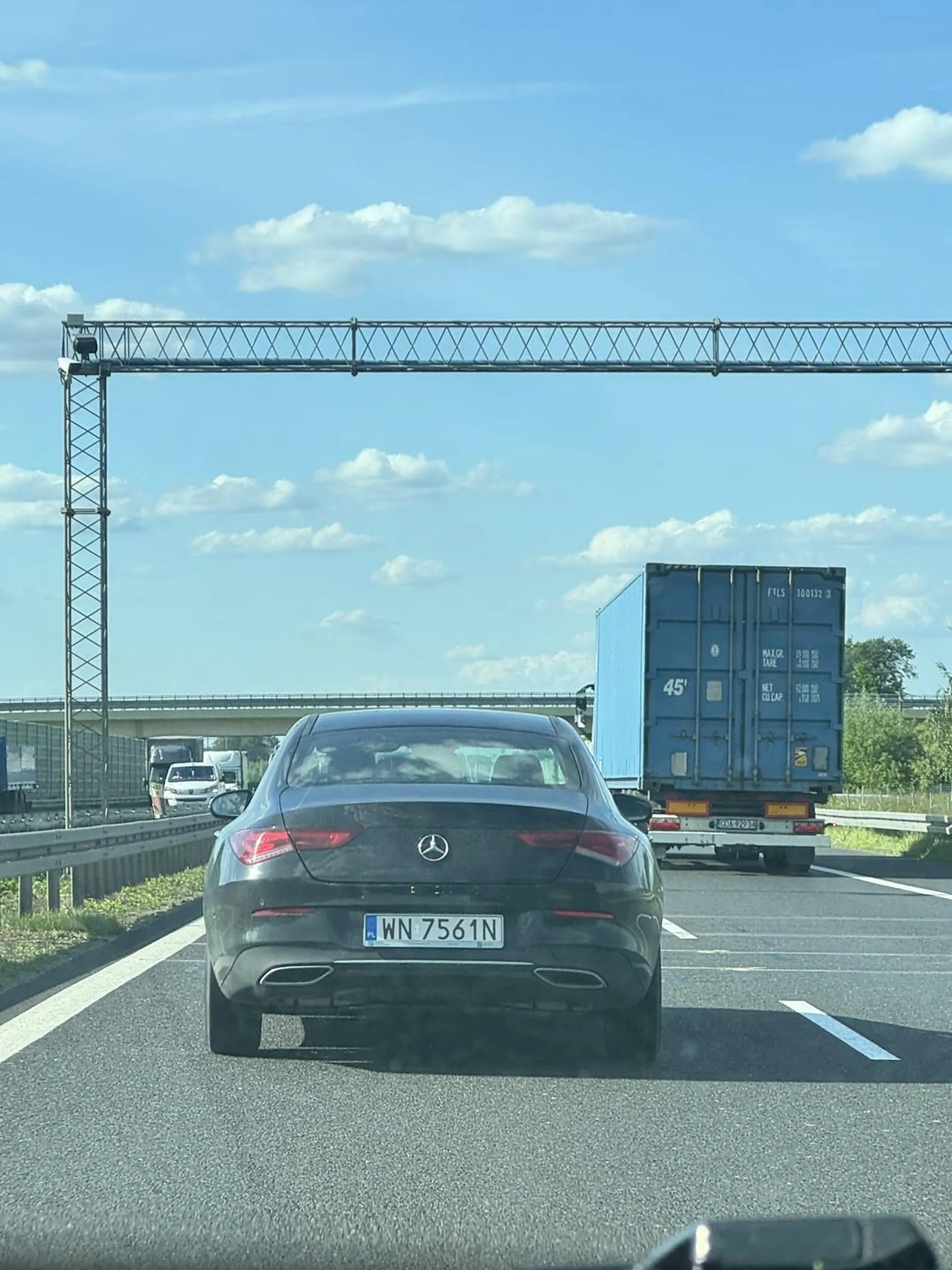 Polecam uważać, z niewiadomych powodów zajeżdża drogę i hamuje prowokując wypadek, widać, że myślenie nie idzie w parze z jazdą
