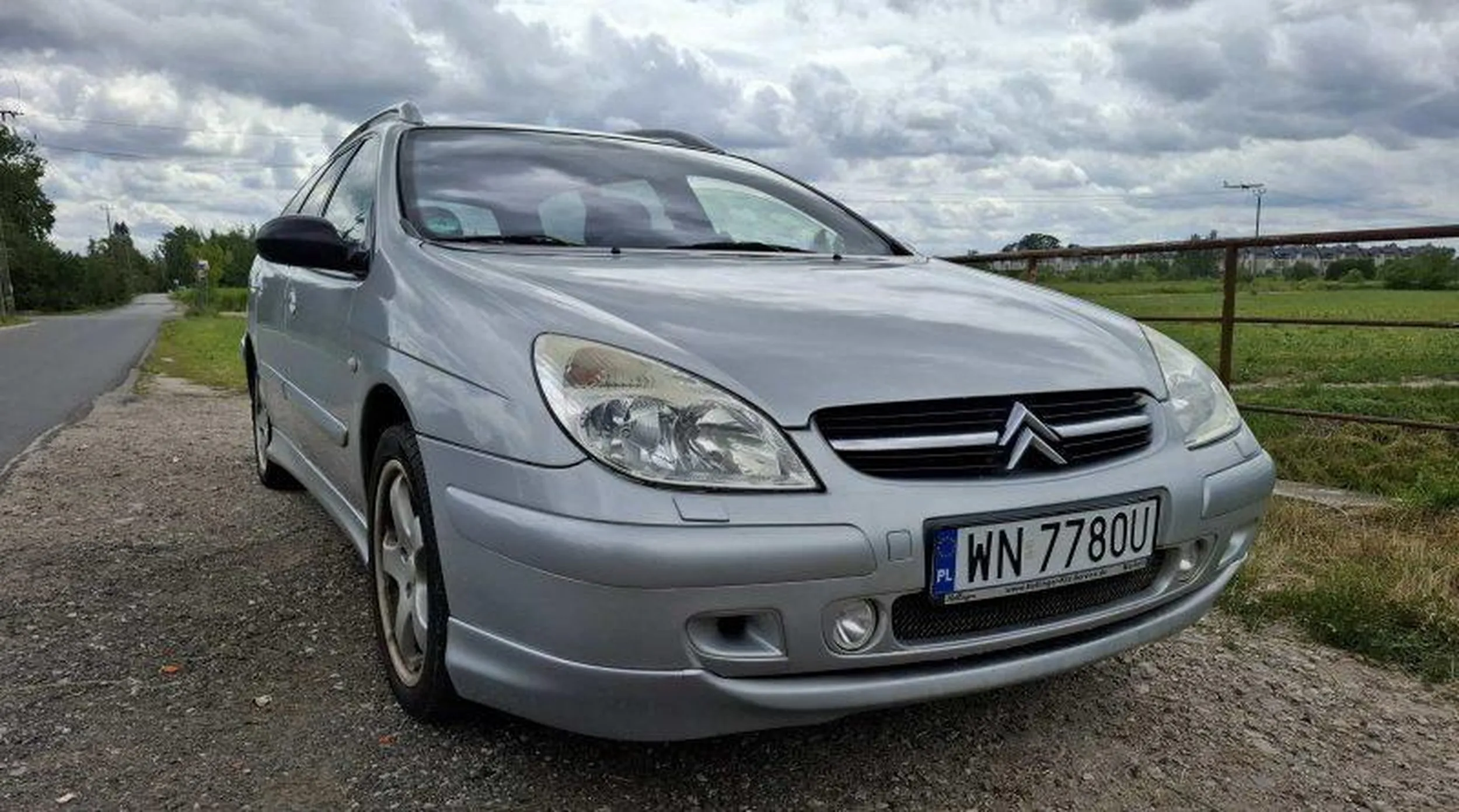 Super fura. Ten Citroen C5 jest tak unikatowy. Citroen C5 Carlsson Pierwszej generacji. Masakra ale fajne
