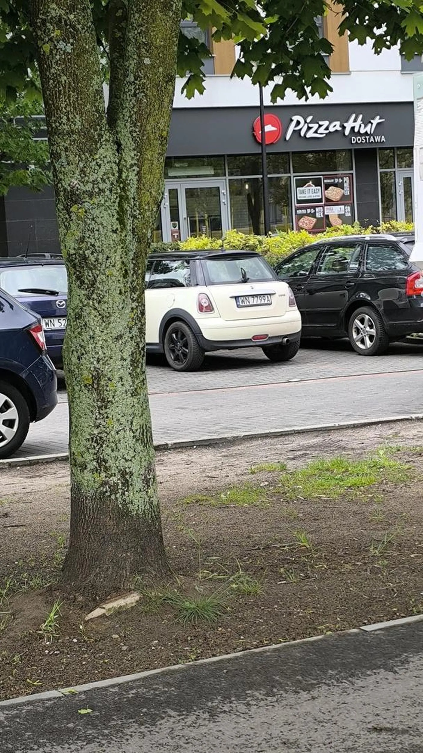 Chamska tapeciara, nie ładnie się tak wpierdalać jak ktoś ustępuje pierwszeństwa...