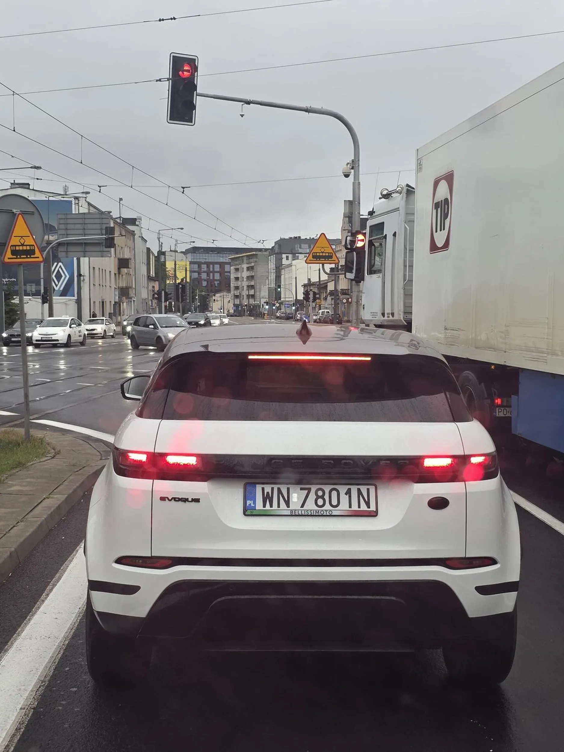 Szanowna Pani. Przestań korzystać z tego telefonu w czasie jazdy. Bo nie myślisz jak jedziesz. 30 km/h lewym pasem i na zielonym hamujesz. Telefon w czasie jazdy nie jest dla Pani