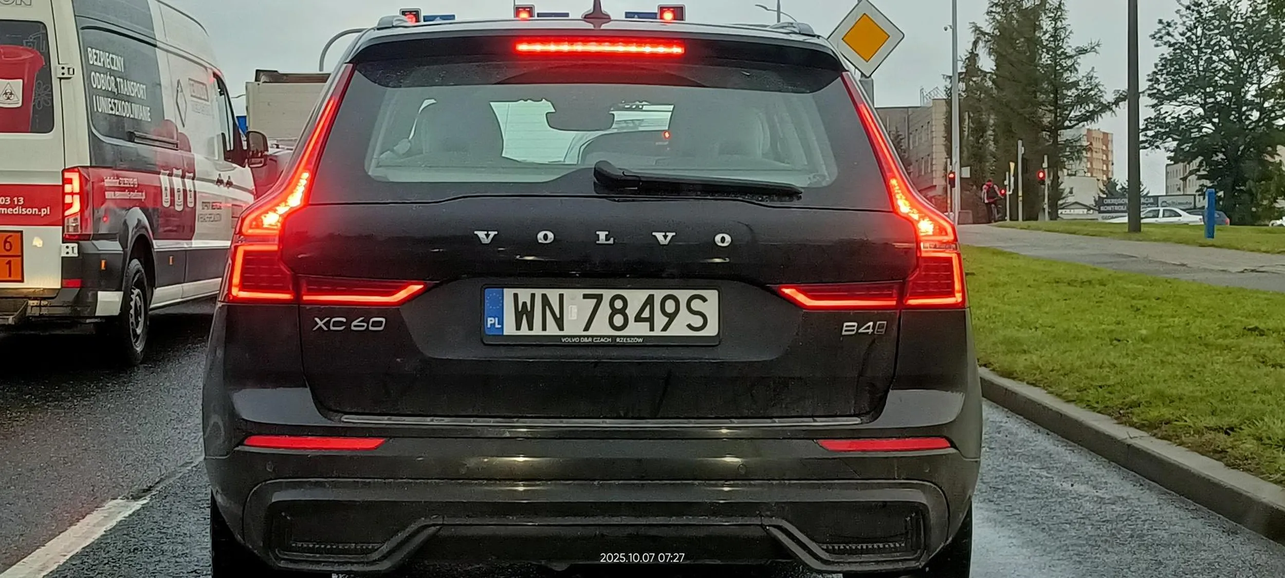 Kretyn wpycha się przy zmianie pasa.