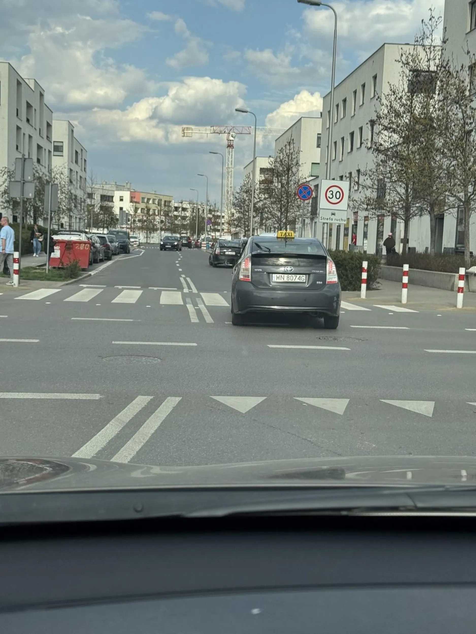 nienumie jezdzic jezdzi po osiedlu 10km/h zatrzymuje sie na srodku drogi bez awaryjnych. kierowca to przybusz z dalekiego wschodu