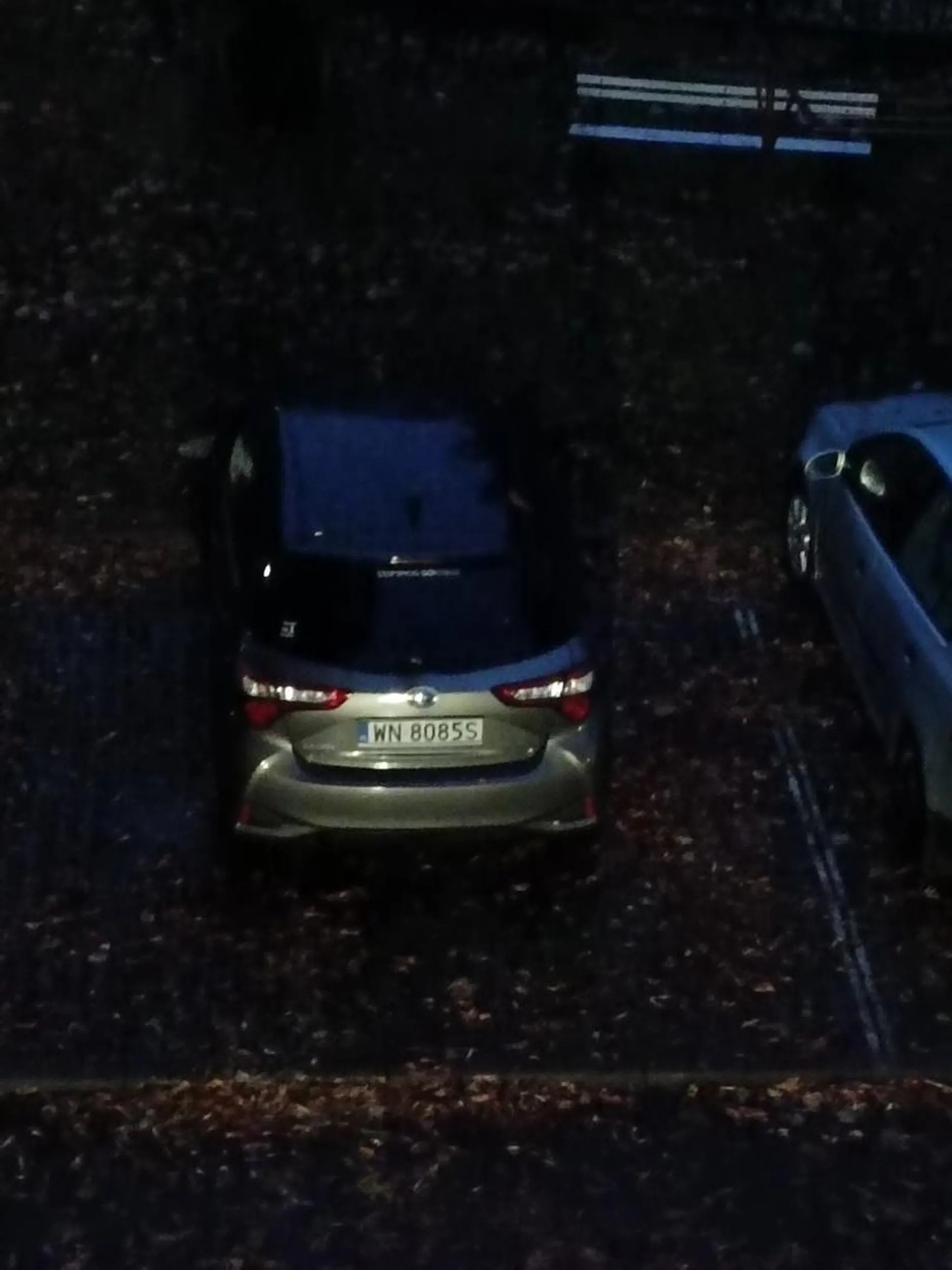 Stoi p... Na dwóch miejscach