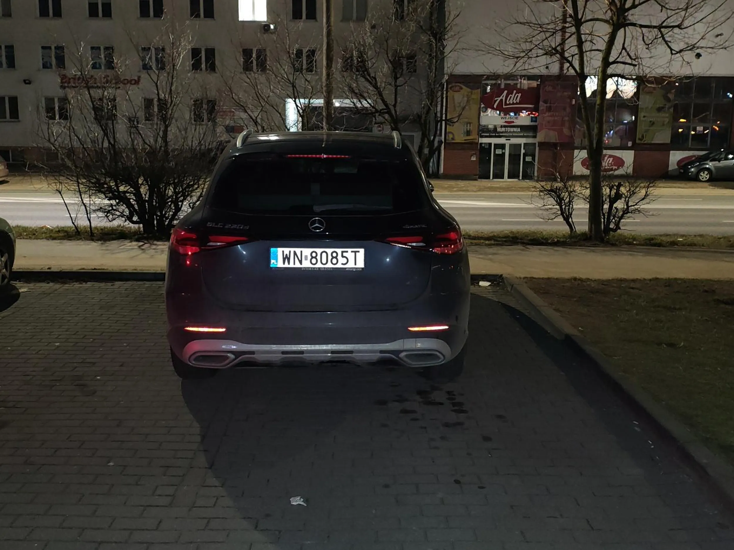 Pięknie zapakowane w Opolu, lewe miejsce stracone bo nie chciało się zaparkować na swoim miejscu.. na bank rower zaparkował po jego prawej stronie..