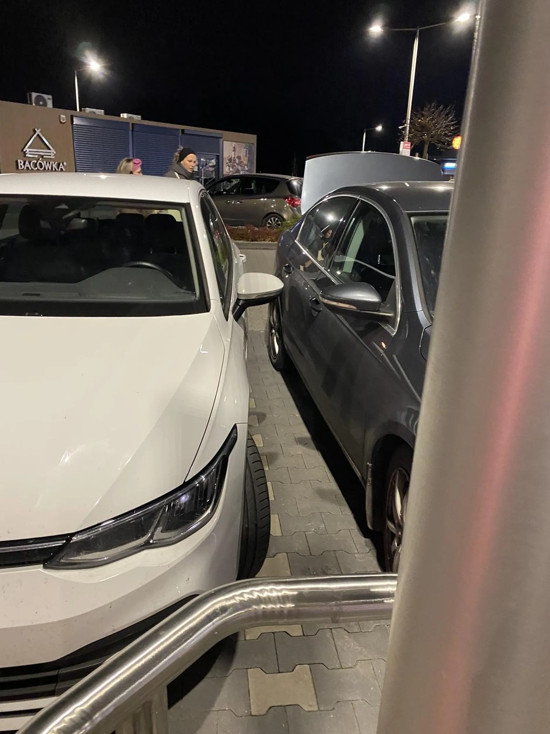 Serdeczne gratulacje głupoty przy parkowaniu i utrudnianiu innym życia. Kierowca miał wystarczająco dużo miejsca a i tak mimo wszystko zaparkował tak by pasażerowie (i on jako kierowca) nie mógł wyjść. Głupota pełną parą