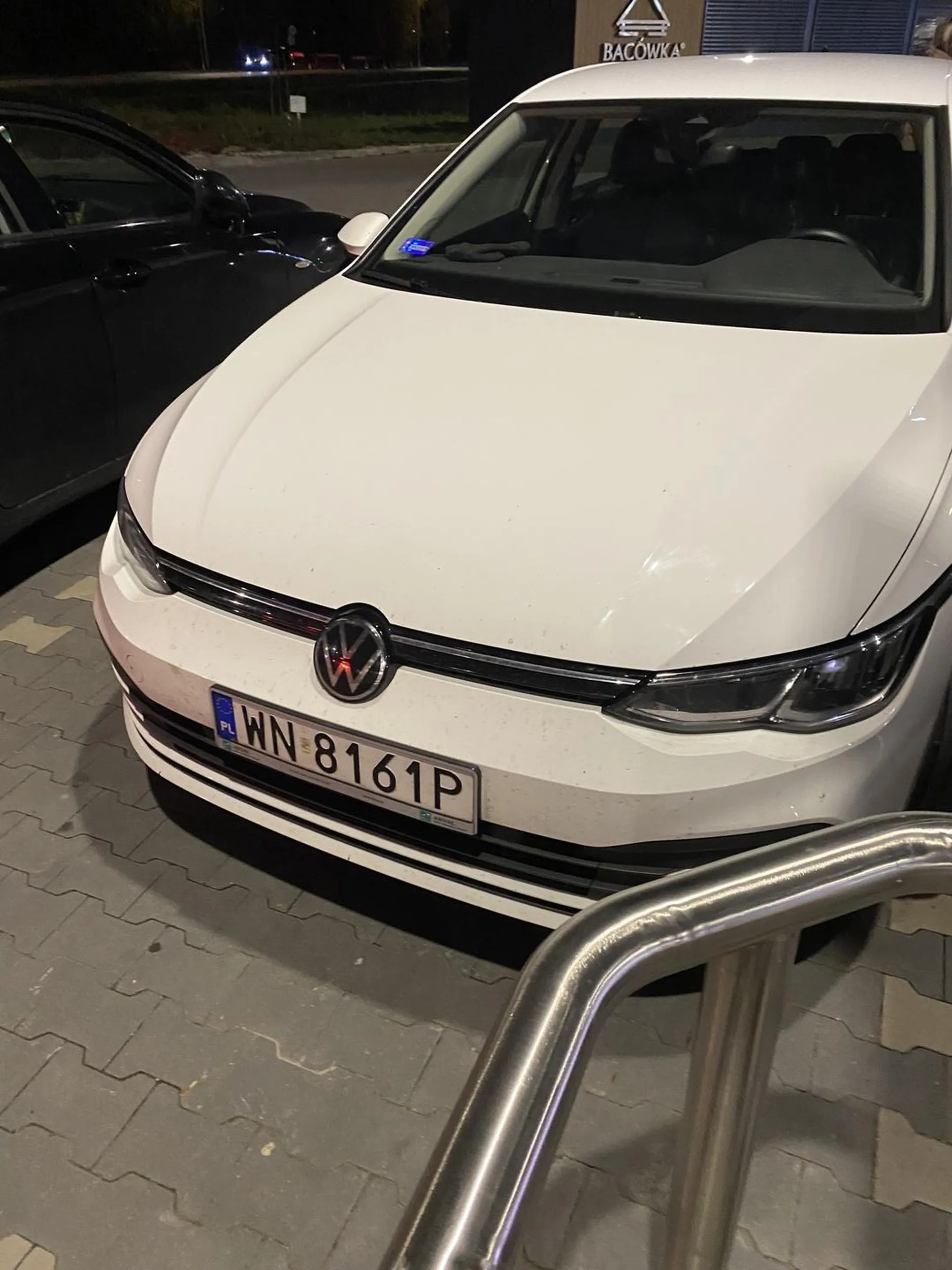 Serdeczne gratulacje głupoty przy parkowaniu i utrudnianiu innym życia. Kierowca miał wystarczająco dużo miejsca a i tak mimo wszystko zaparkował tak by pasażerowie (i on jako kierowca) nie mógł wyjść. Głupota pełną parą