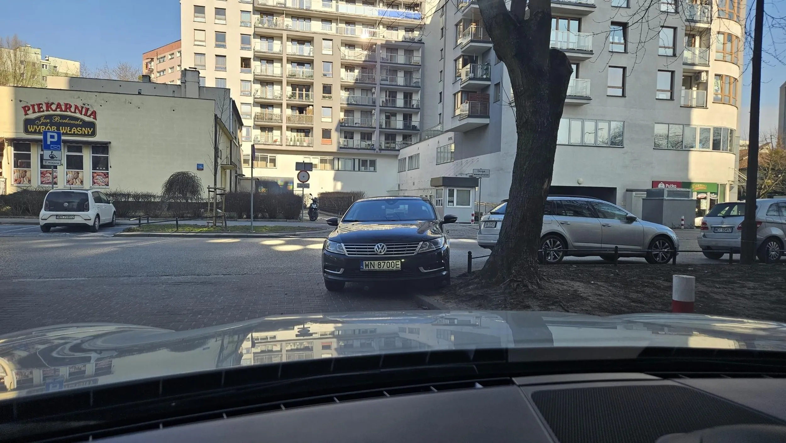 Parkuje notorycznie we wjeździe do wspólnego garażu i na trawniku.