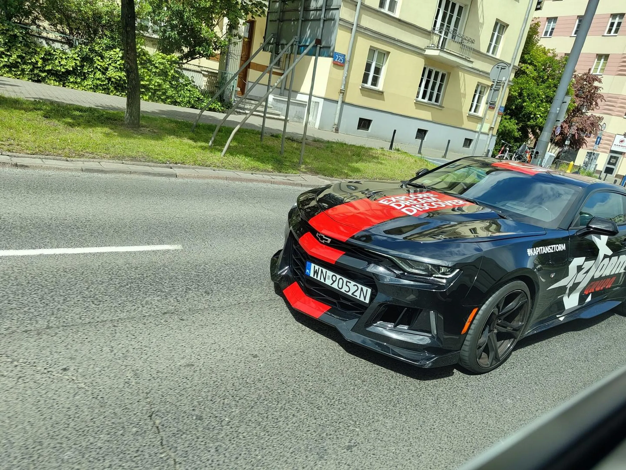 Zajebista furka, tylko szkoda by było ją skasować bo facet zamiast uważać to gapi się w telefon.