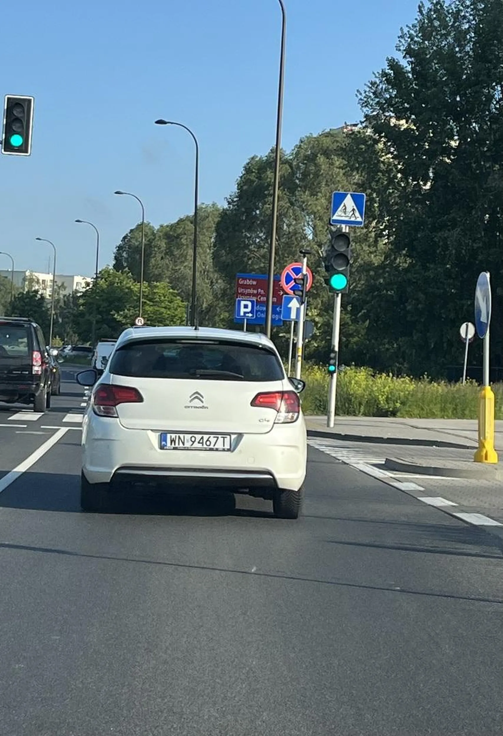 Pani znacznie przekracza prędkość i jeśli ktoś o dozwolonej prędkości pojawi się jej przed samochodem to przejawia agresję drogową, zajeżdża, nagle hamuje tuż przed samochodem, macha rękami i jest agresywna. ostrzegam.
