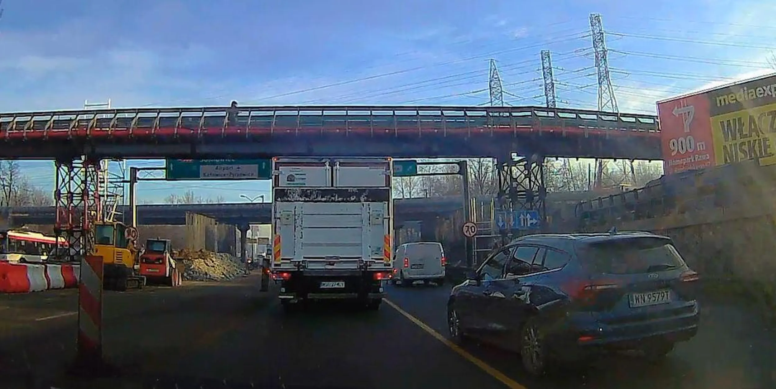 Linia ciągła to przecież tylko ozdoba, zwłaszcza na terenie budowy i przy drodze ekspresowej. :-)