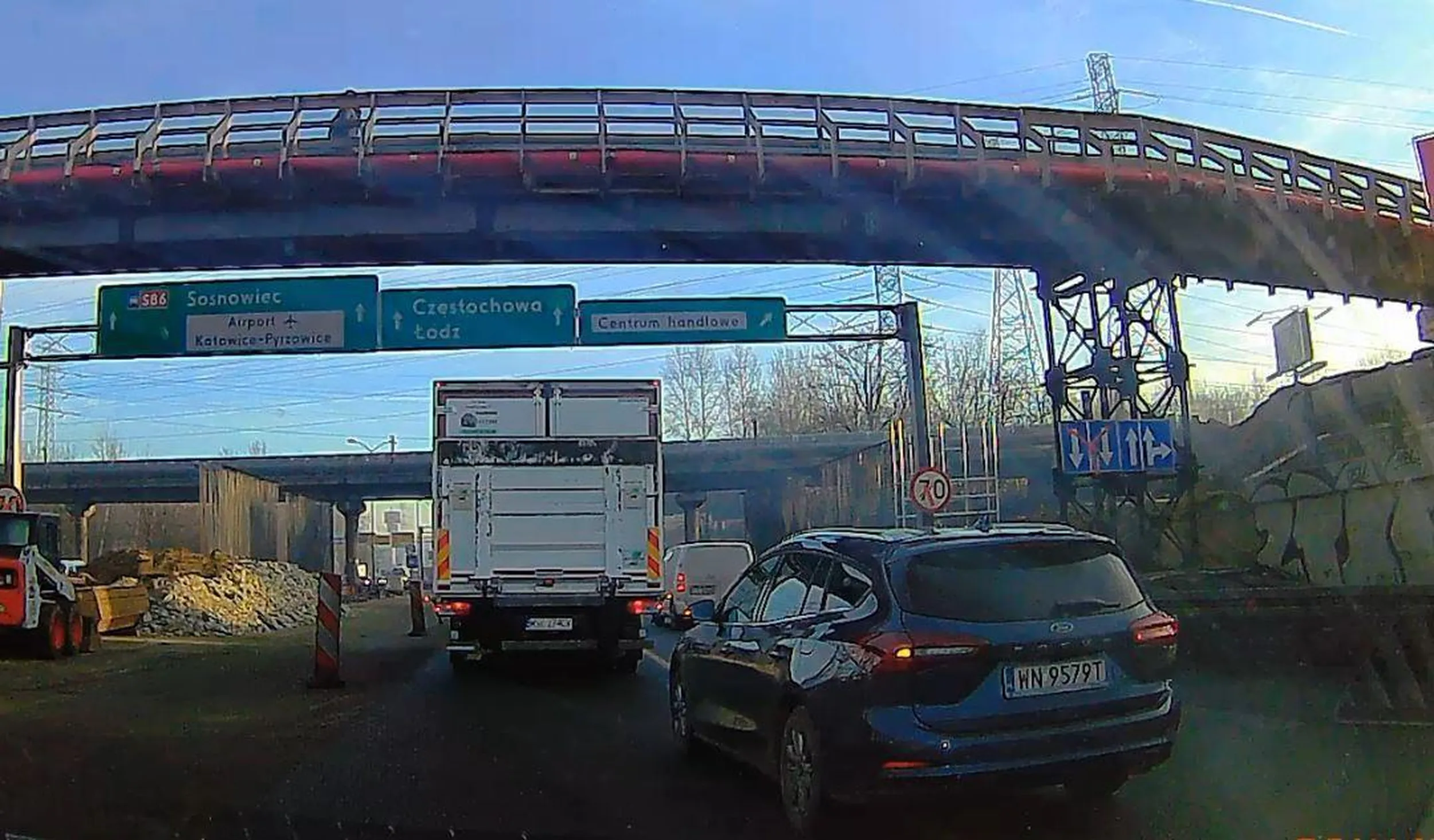 Linia ciągła to przecież tylko ozdoba, zwłaszcza na terenie budowy i przy drodze ekspresowej. :-)