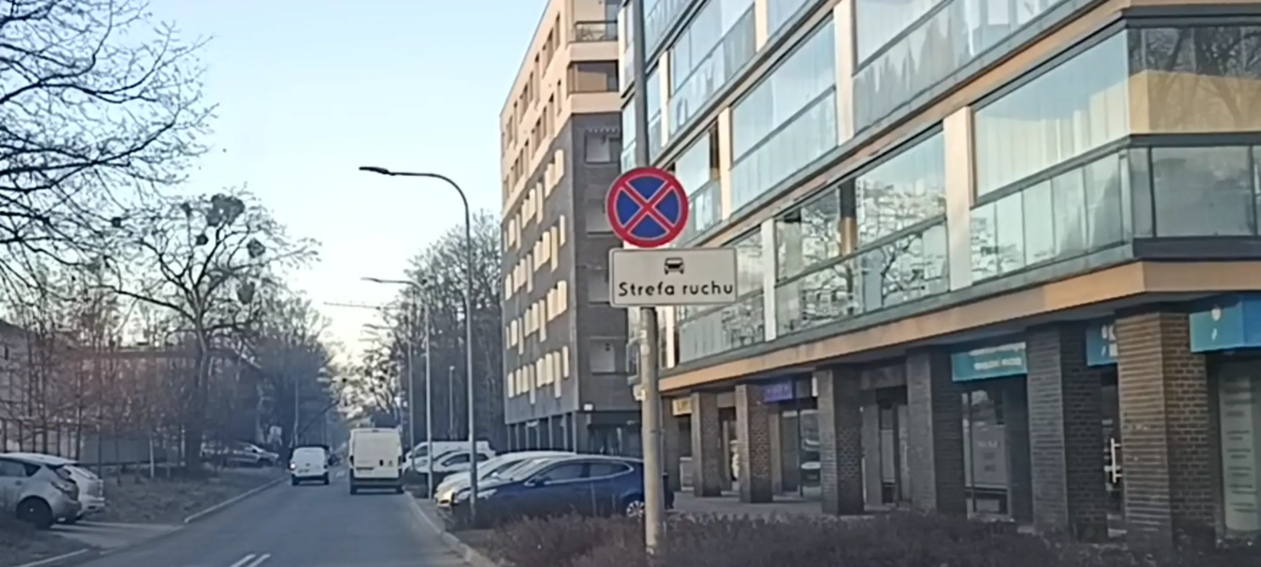 Patologia zaparkowała wraka w rdzy  na ulicy z zakazem zatrzymywania się i postoju a do tego przed skrzyżowaniem.