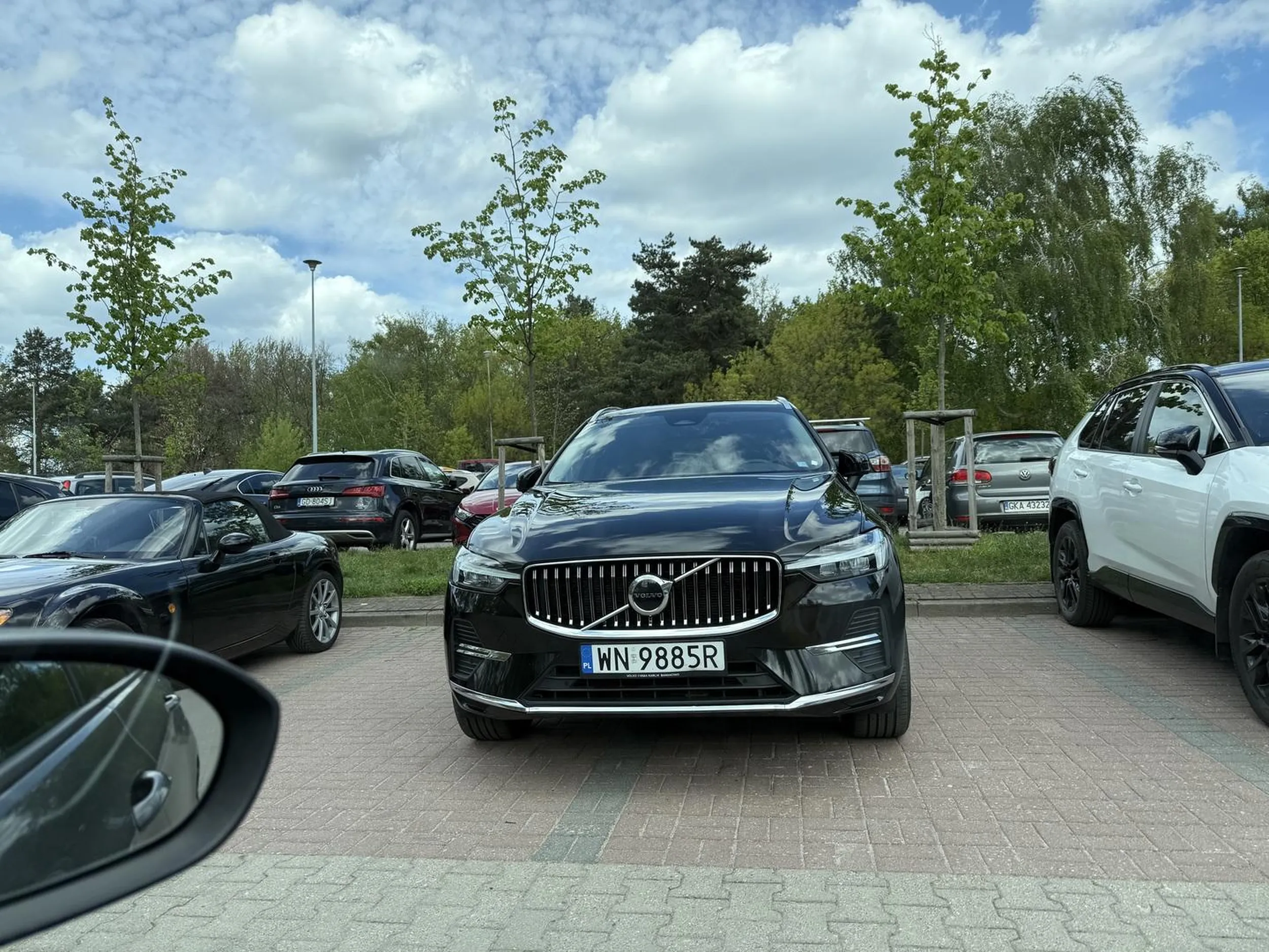Mistrz parkowania się trafił, mało miejsca na parkingu, więc żeby było jeszcze mniej to gość zajął sobie 2 miejsca