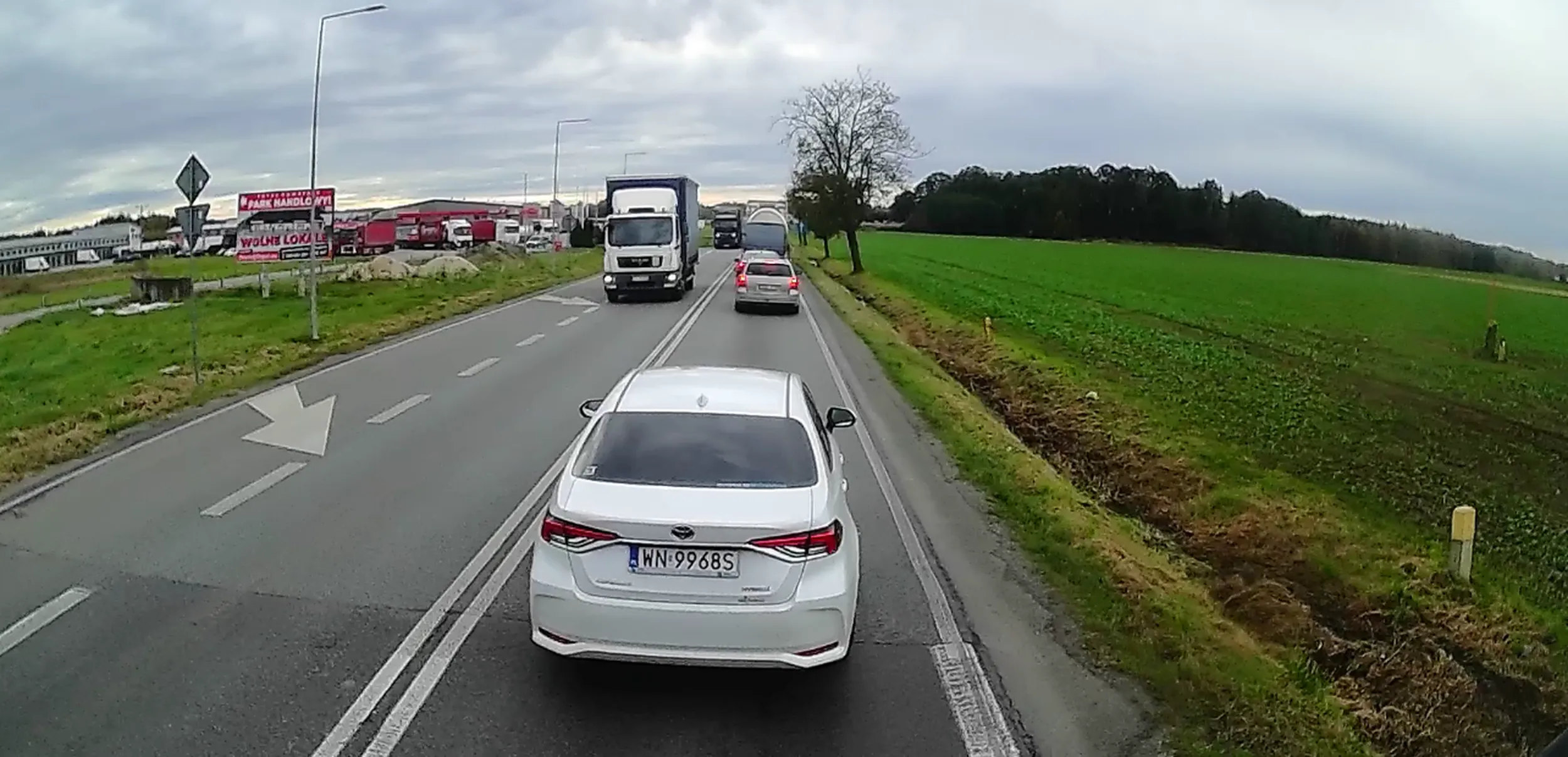 Blondyna wyprzedza na zakręcie, omal nie zabijając rowerzysty z naprzeciwka, tylko po to żeby postać trochę wcześniej w korku. Następnie wjazd na stację pod prąd.
