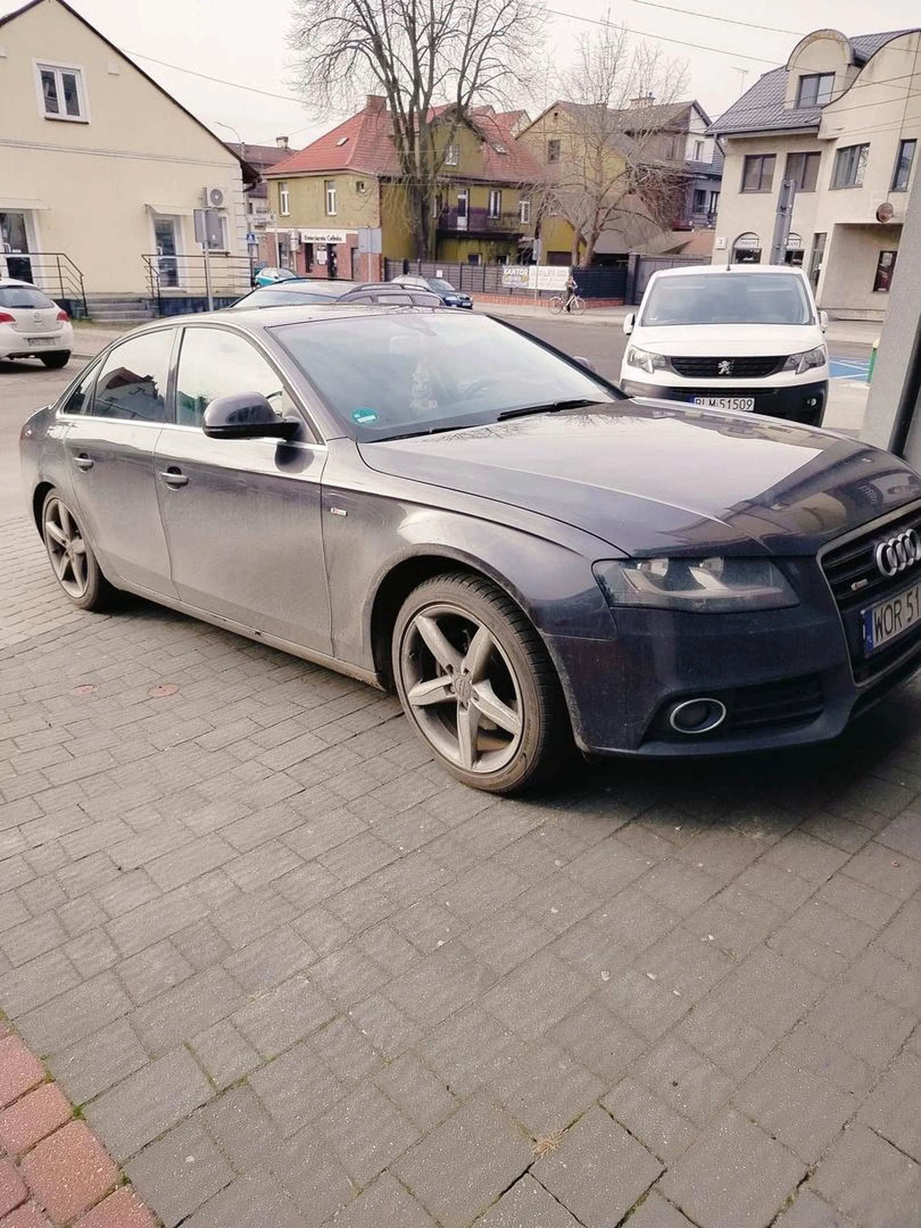 Jakiś kutafon zastawia bramę a jest naklejka że nie zastawiać