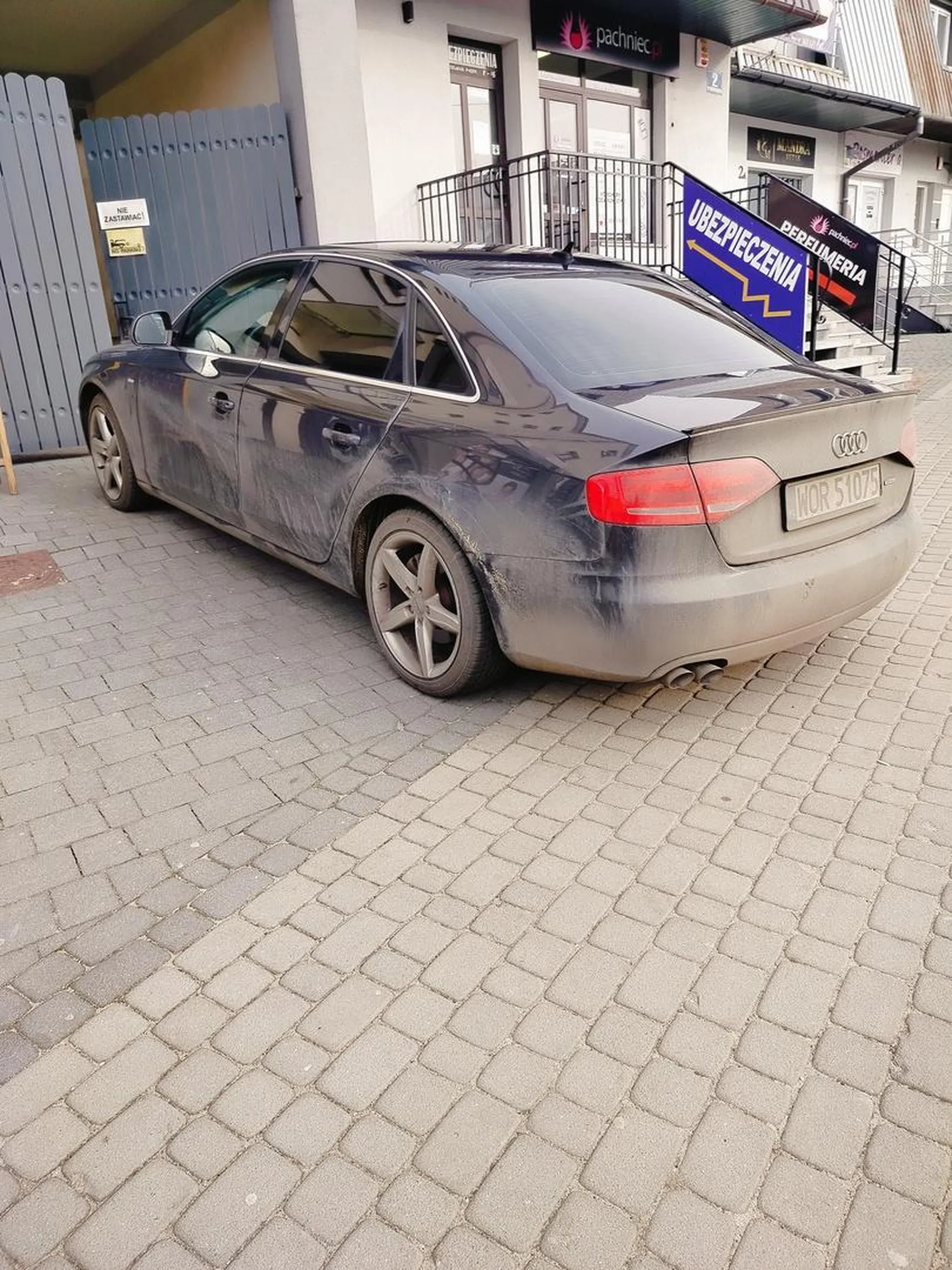 Jakiś kutafon zastawia bramę a jest naklejka że nie zastawiać