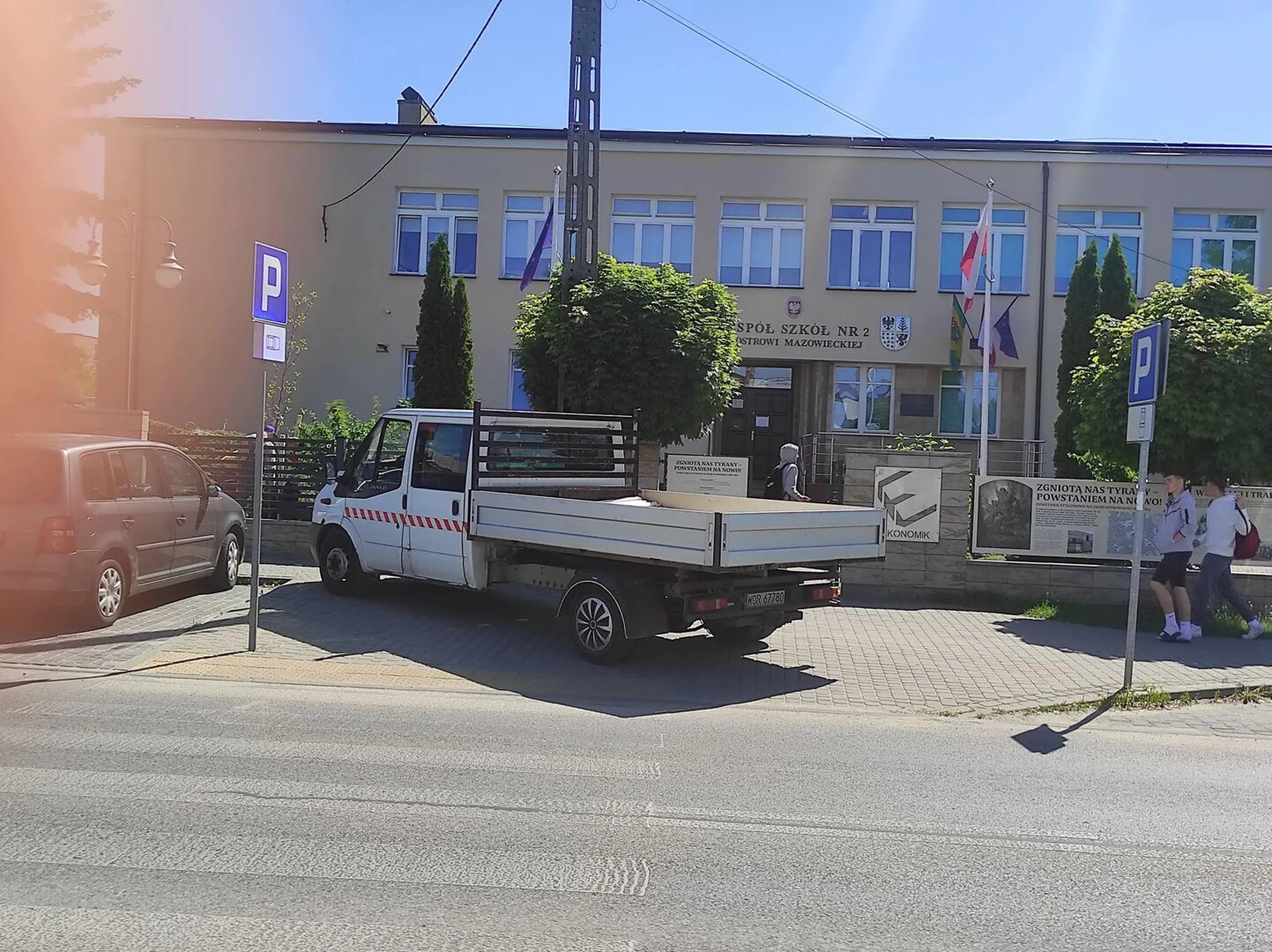 To jest niestety plaga. Proszę postawmy tam słupki.