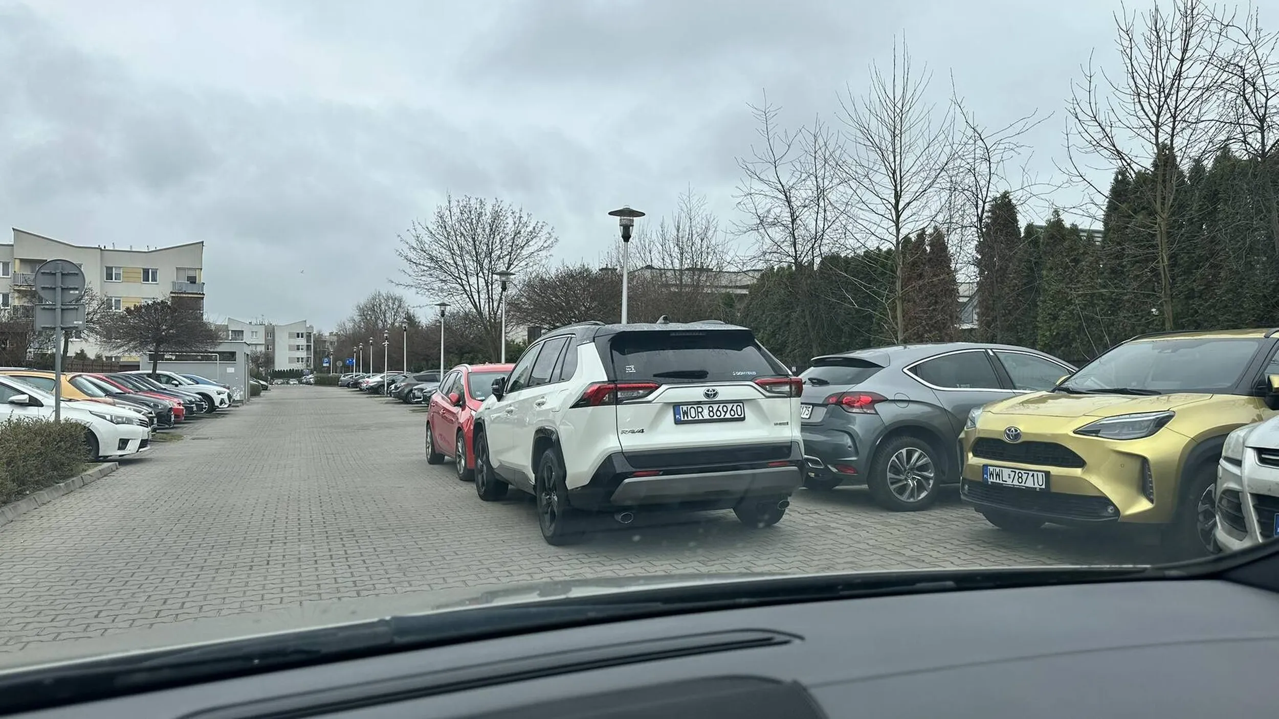 WOR86960 Uwaga Prostak! Parkuje na prywatnych miejscach parkingowych w Radzyminie przy ulicy Reymonta 12. Jakiś biedak , z ubłoconymi butami wchodzi na czyjeś miesce. Postsowiecka mentalność.