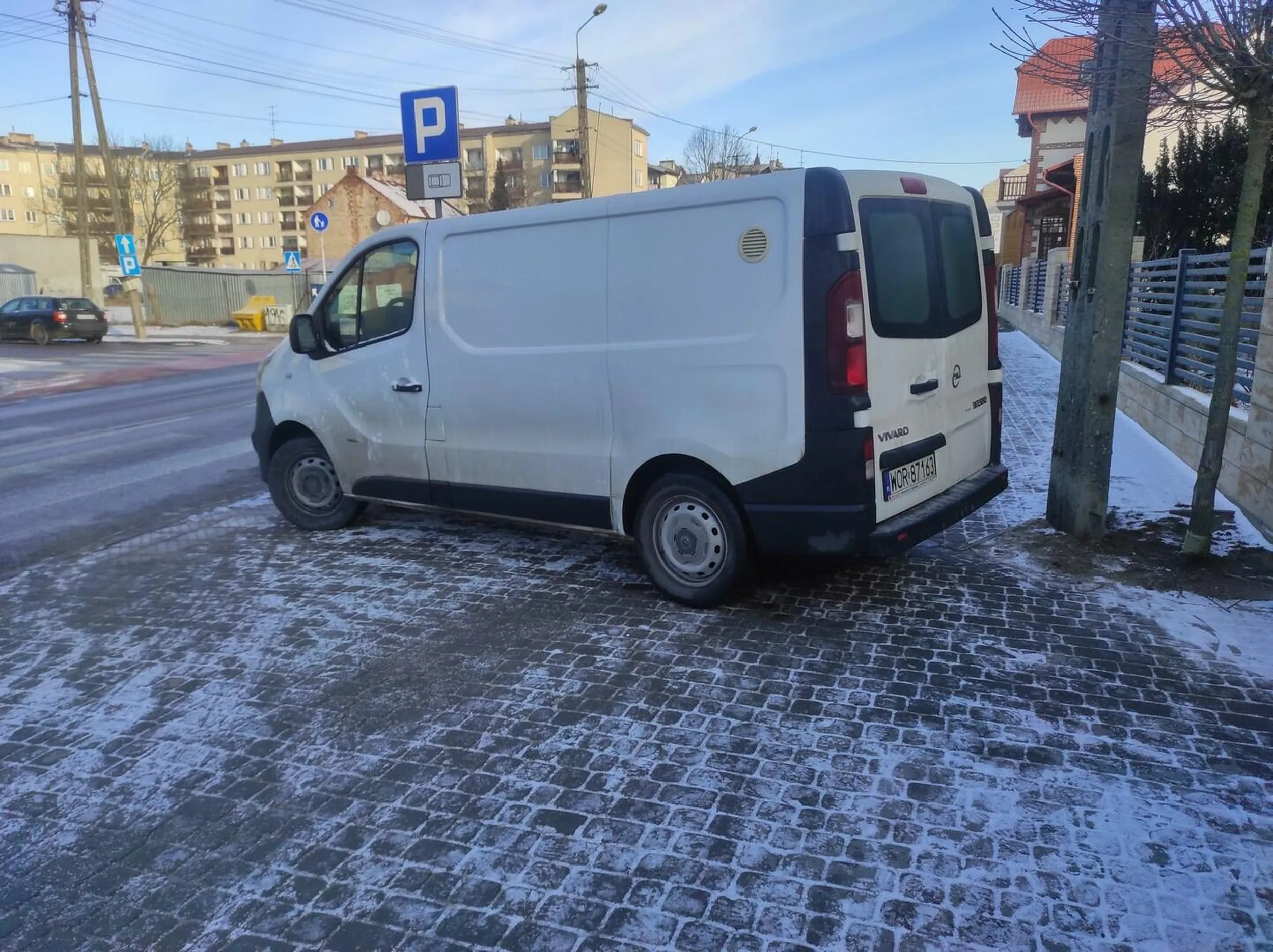 Światła awaryjne + brak kierowcy w środku. Od razu przed wyjściem ze szkoły i blokujący przejście dla pieszych.