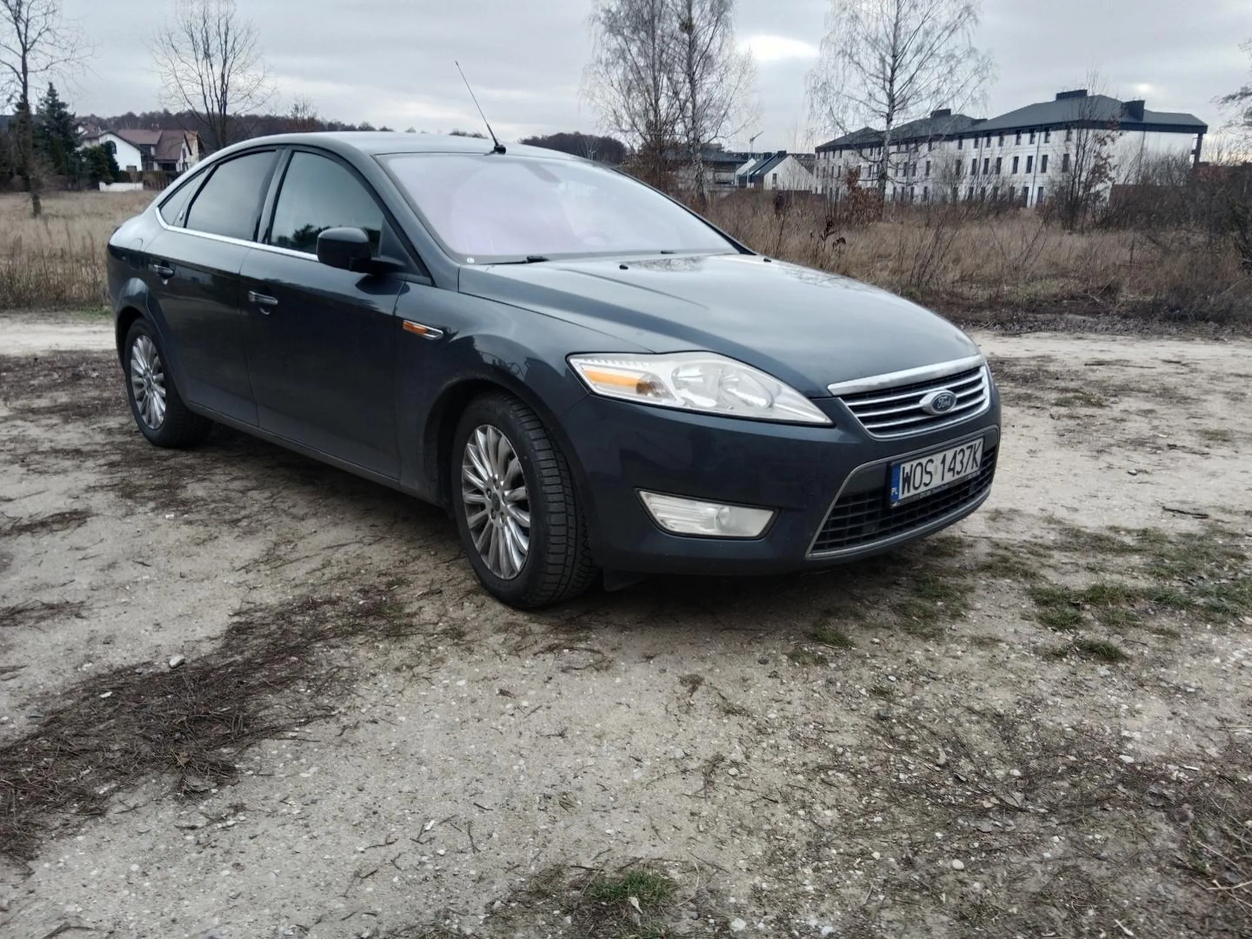 Mimo zakazu i zagrodzenia wjazdu parkuje na prywatnej działce.