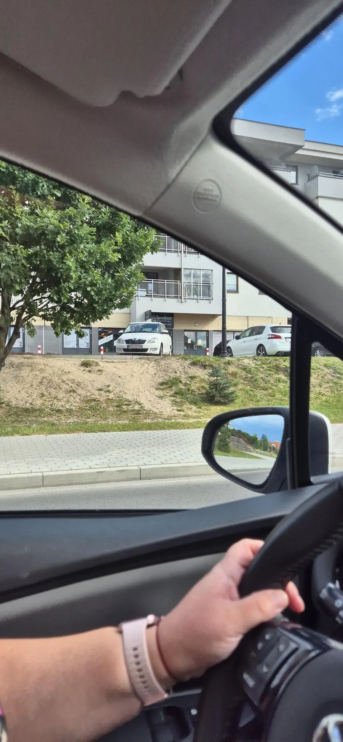 Parkowanie na dwóch miejscach parkingowych. I to jeszcze bokiem