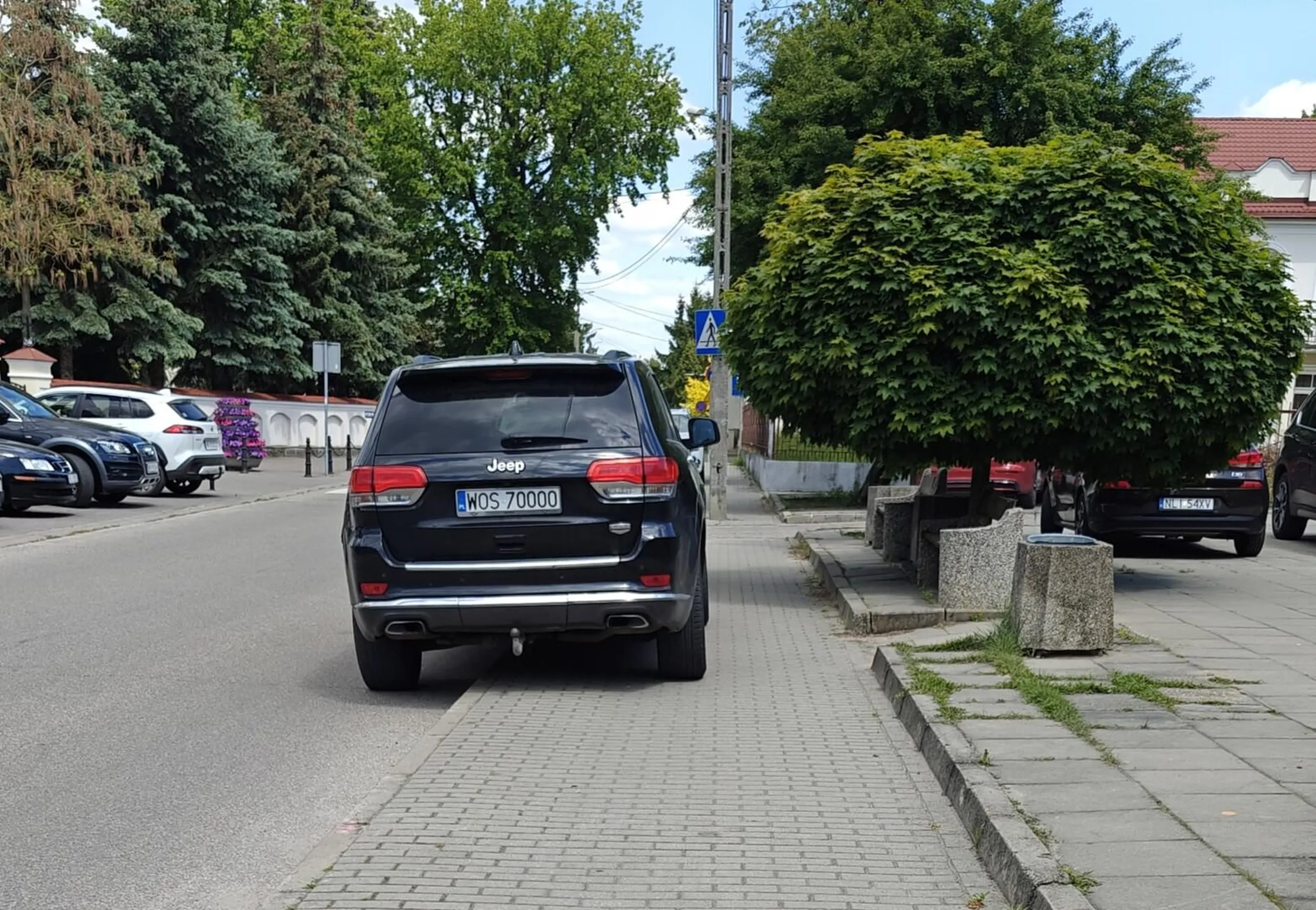 Parkowanie na chodniku, gdy wokoło jest pełno miejsc parkingowych i to darmowych