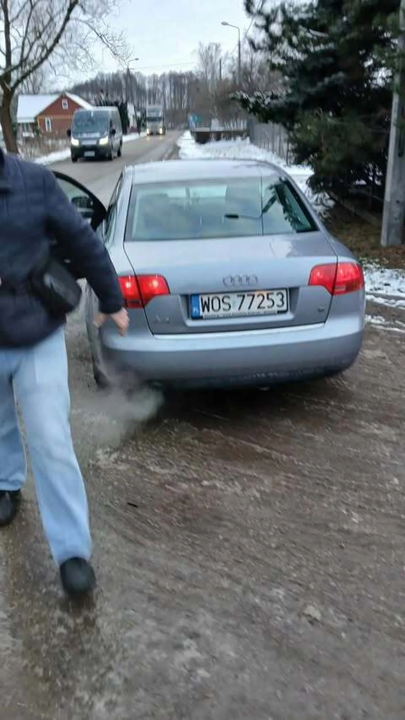 Agresywny pirat drogowy, podejrzany o jeżdżenie pod wypływem substancji, agresywny i grążący bronią białą