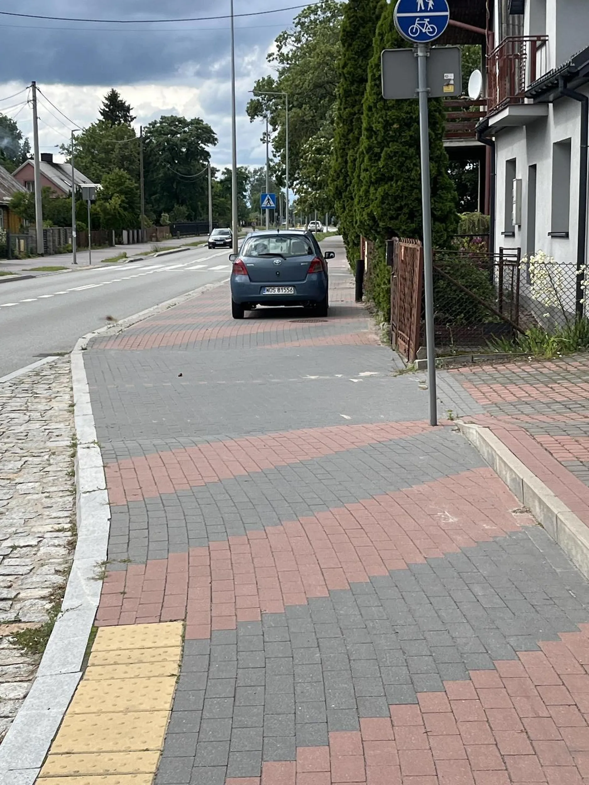 ta pani zrobila postój na srodku chodnika aby złagodzić pragnienie swojego męża. 0/10