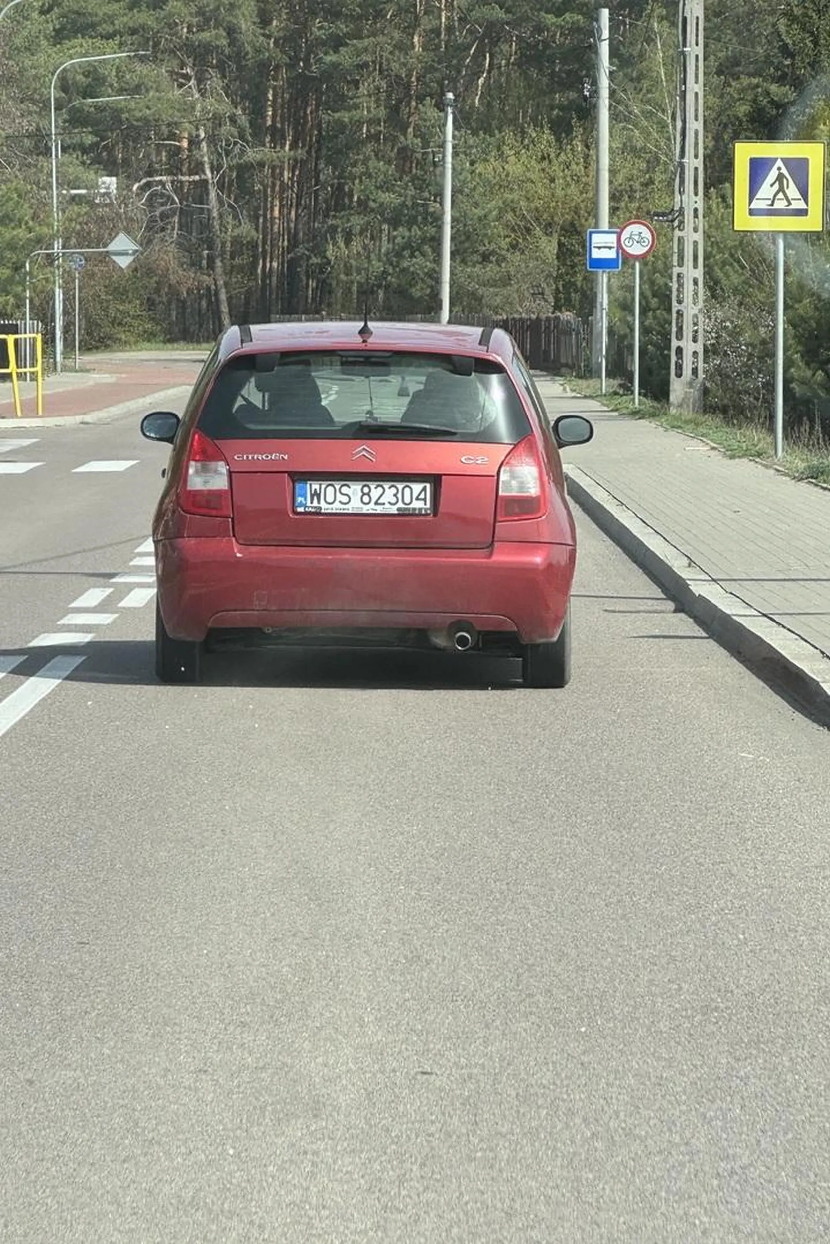 Kobieto! Przesiądź się na rower, bo samochód w Twoich rękach to niebezpieczeństwo dla innych! Z takim perfidnym wymuszaniem pierwszeństwa jeszcze się nie spotkałem. Uważać na nią, bo to jeżdżące zagrożenie.