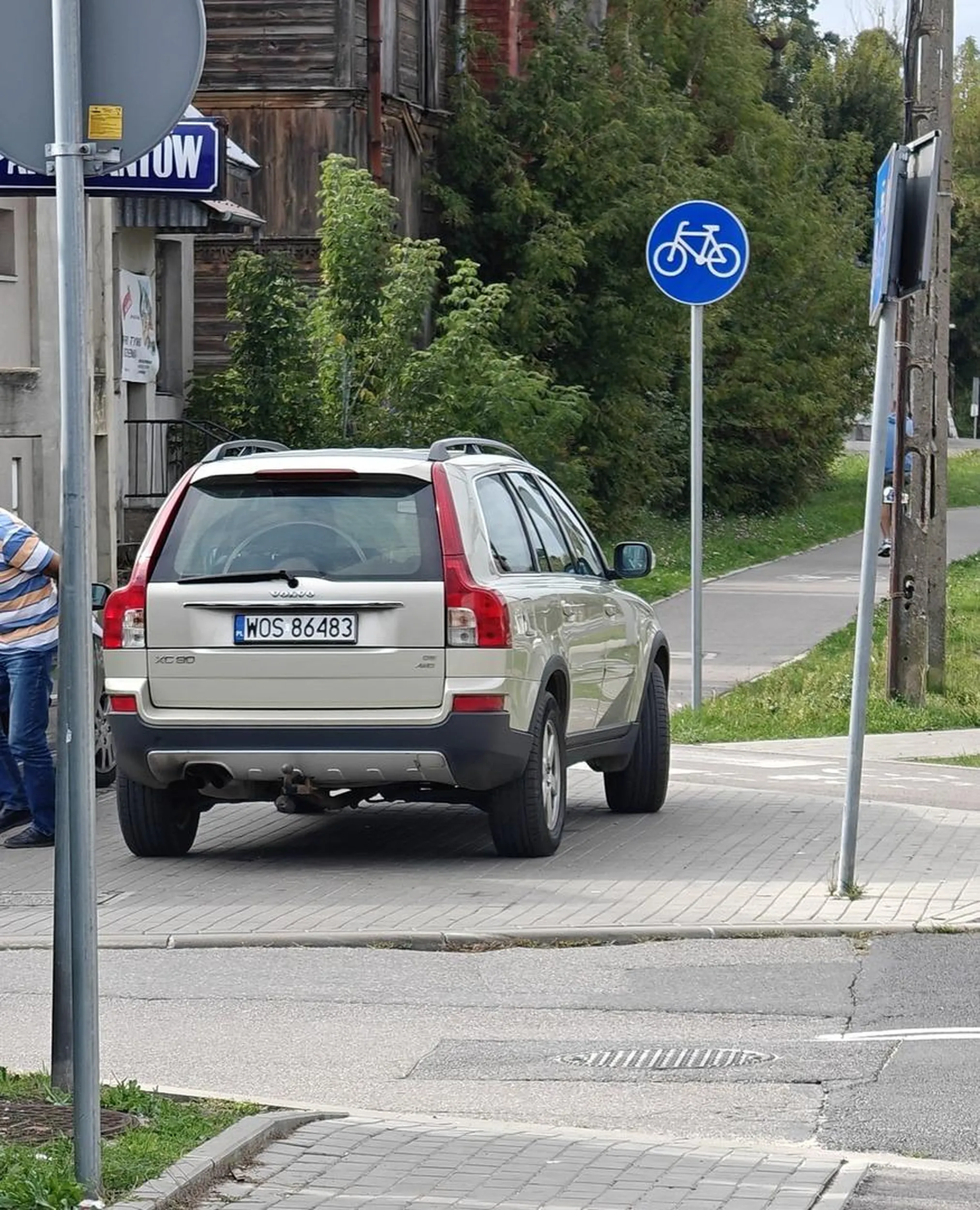 Dziad ledwo się rusza ale zastawić chodnik dla innych osób to musi