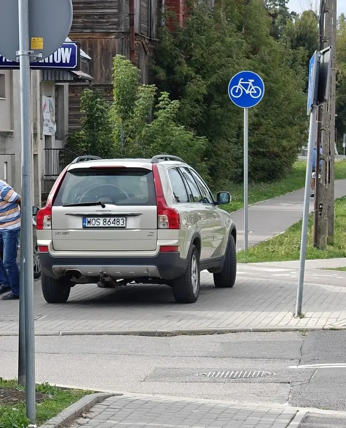 Dziad ledwo się rusza ale zastawić chodnik dla innych osób to musi