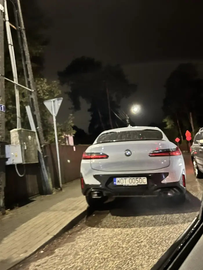 Kliencie Imperium, dobra rada: Jeśli nie chcesz mieć holowanego samochodu lub blokady na kołach to proponuję więcej nie parkować od razu przy skrzyżowaniu. Niestety to nie pierwszy raz :) - Otwock, skrzyżowanie Kołłątaja z Zielną. PS. Skoro już przyjeżdżasz na siłownię to dla sportu i zdrowia możesz chyba przejść się parę kroków więcej zamiast blokować możliwość bezpiecznego wyjazdu? ;)