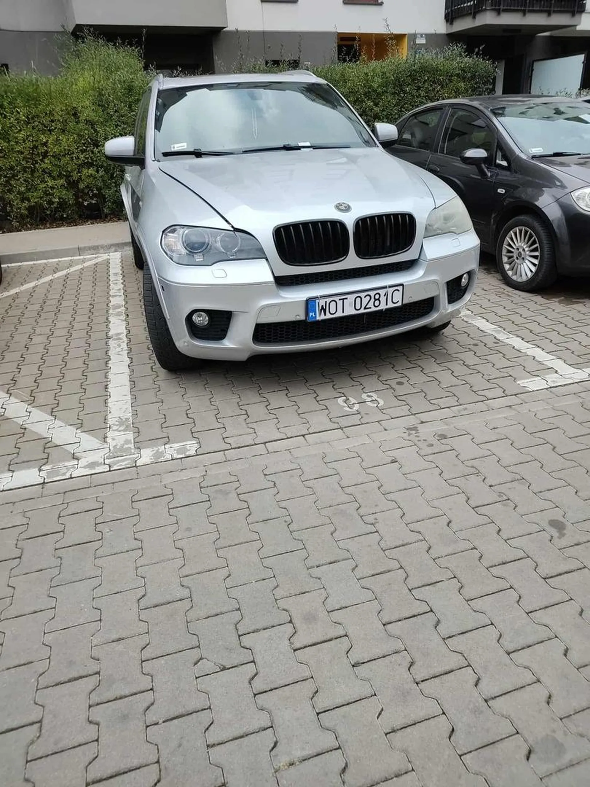 Parkuje na cudzych miejscach parkingowych, nie szanuje za grosz sąsiadów z osiedla