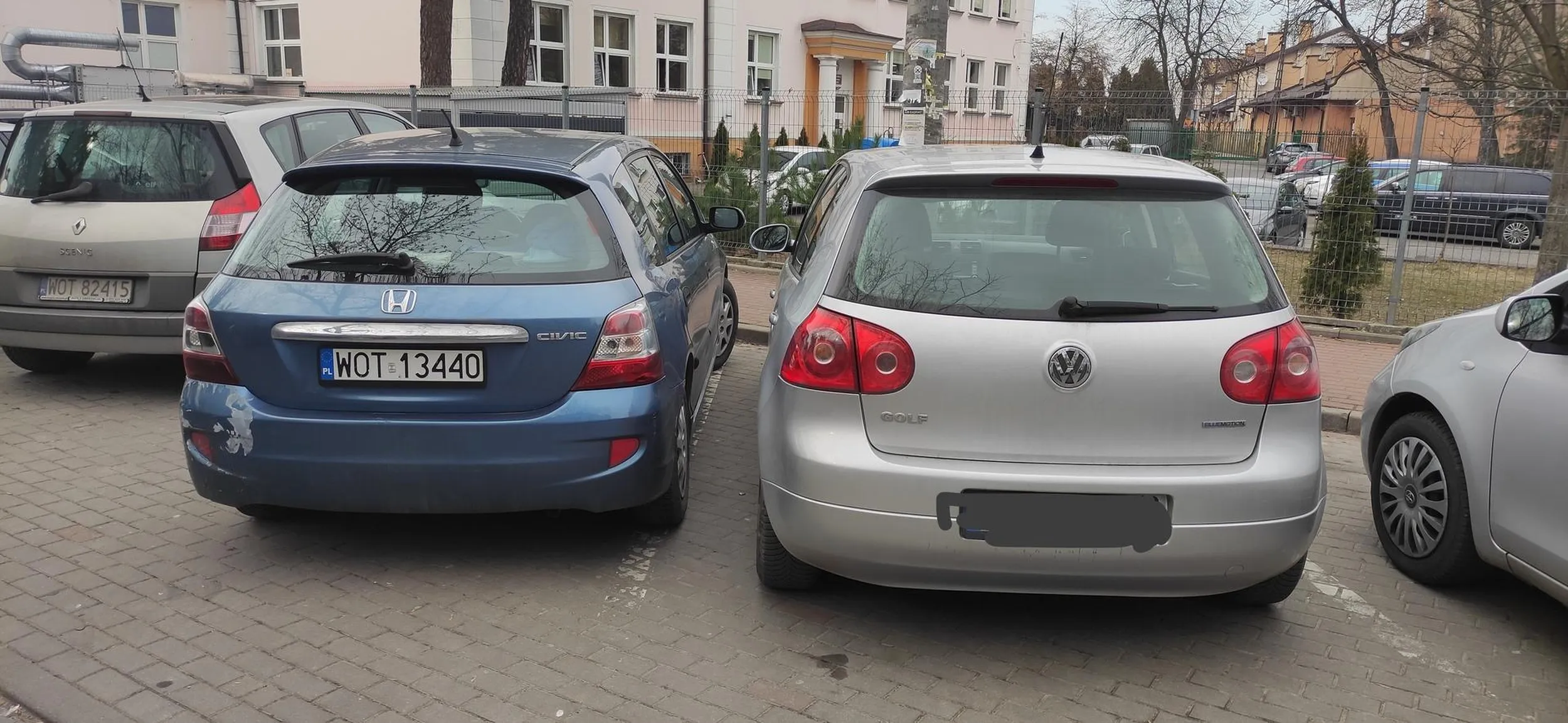Zaparkowała uniemożliwiają wejście do samochodu na parkingu pod skosem XDDD??