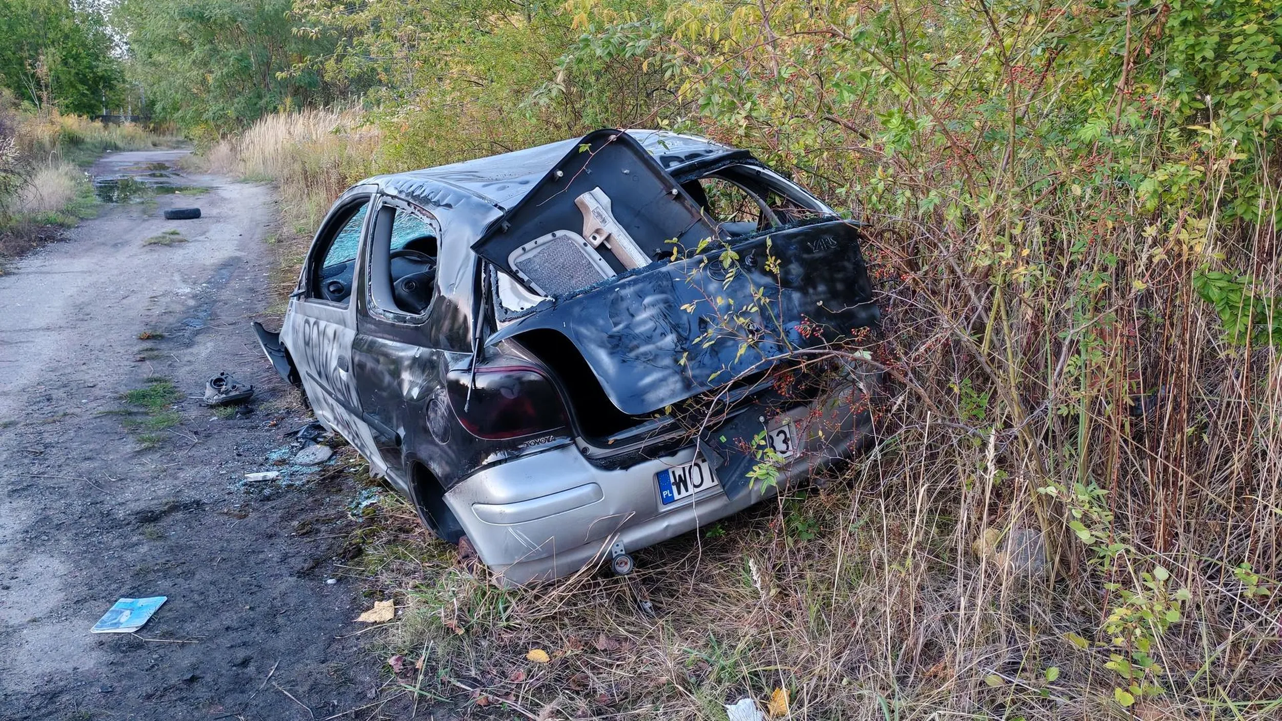 Samochód skończył na dawnym terenie pgr w Mysiadle między Warszawą a Piasecznem