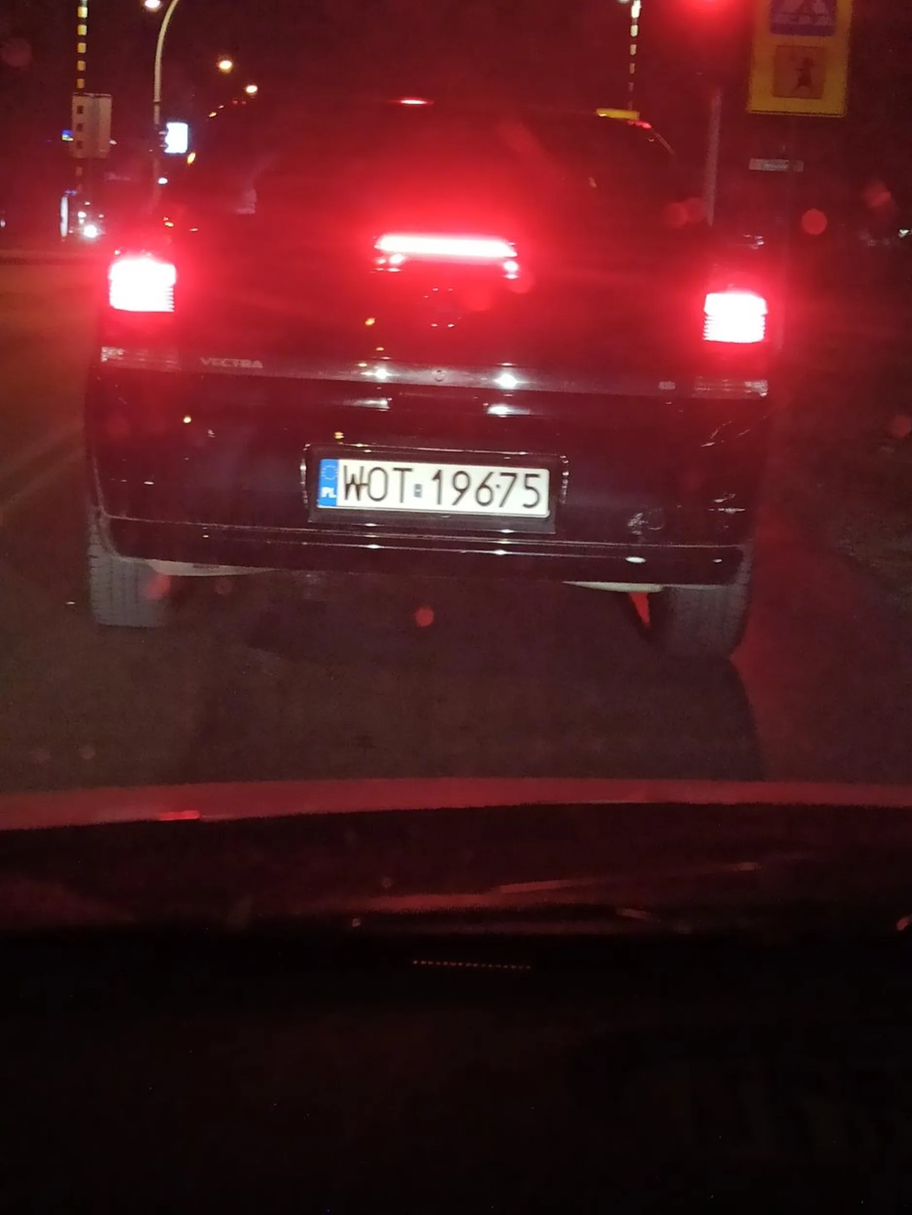 Siedział na dupie i mrygał długimi. Jak zjechalem na pobocze i spytałem co jest popatrzył na mnie i pojechał dalej. Dziwny człowiek. Raczej nie chciał się ścigać z corsa c za 1600zl.