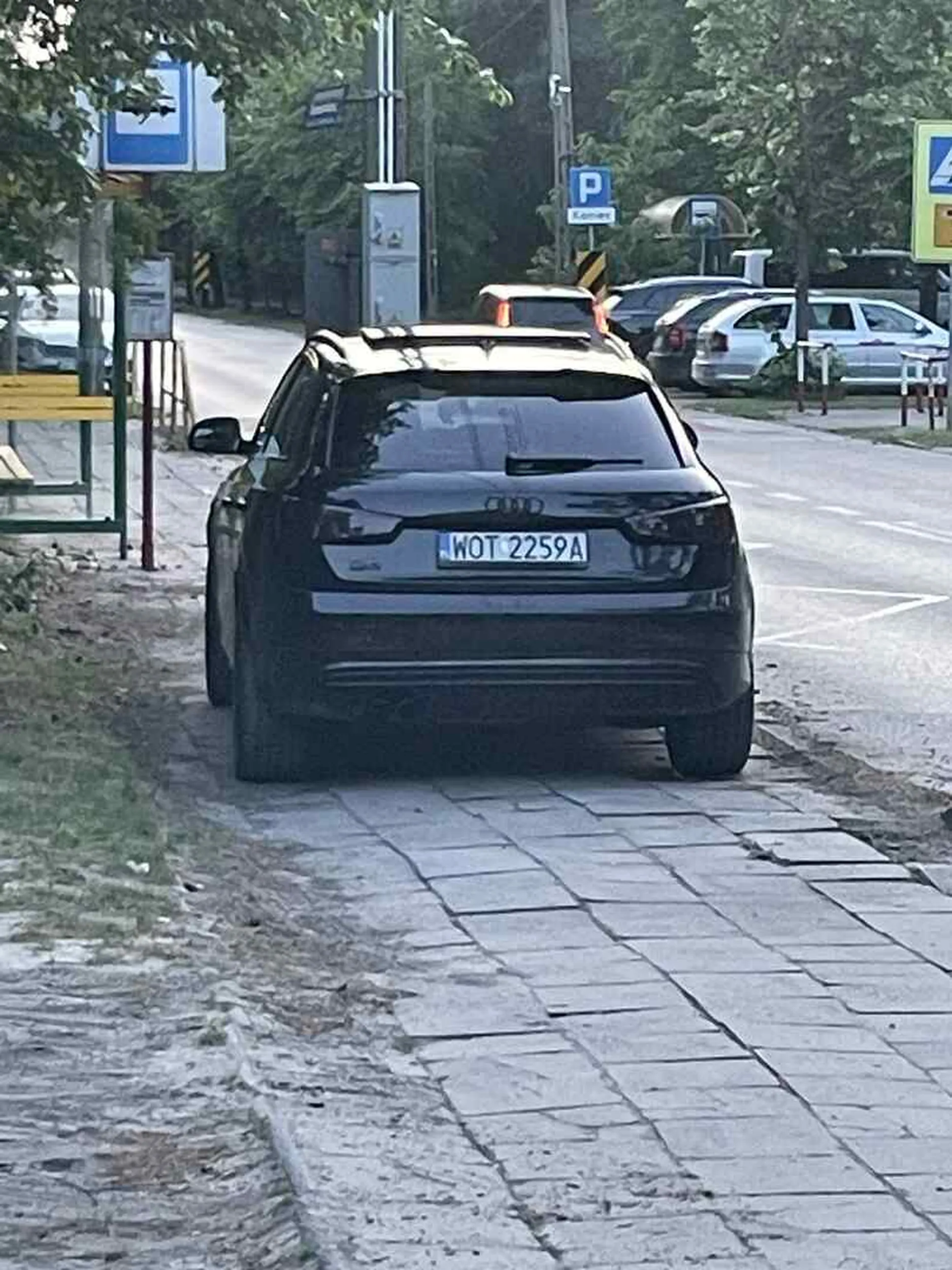 Szczyt chamstwa i buractwa. Do tego fotelik dziecięcy-super przykład dają dziecku.  Przyciemniane nielegalnie światła, żeby ktoś czasem nie dojrzał kierunkowskazu.