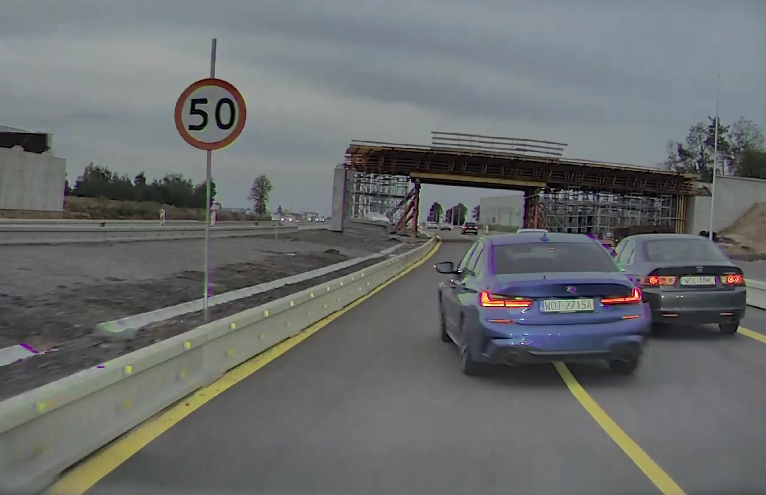 Agresywne wyprzedzanie na drodze jednojezdniowej z Vmax=50km/h i w remoncie, z przekraczaniem linii ciągłej.