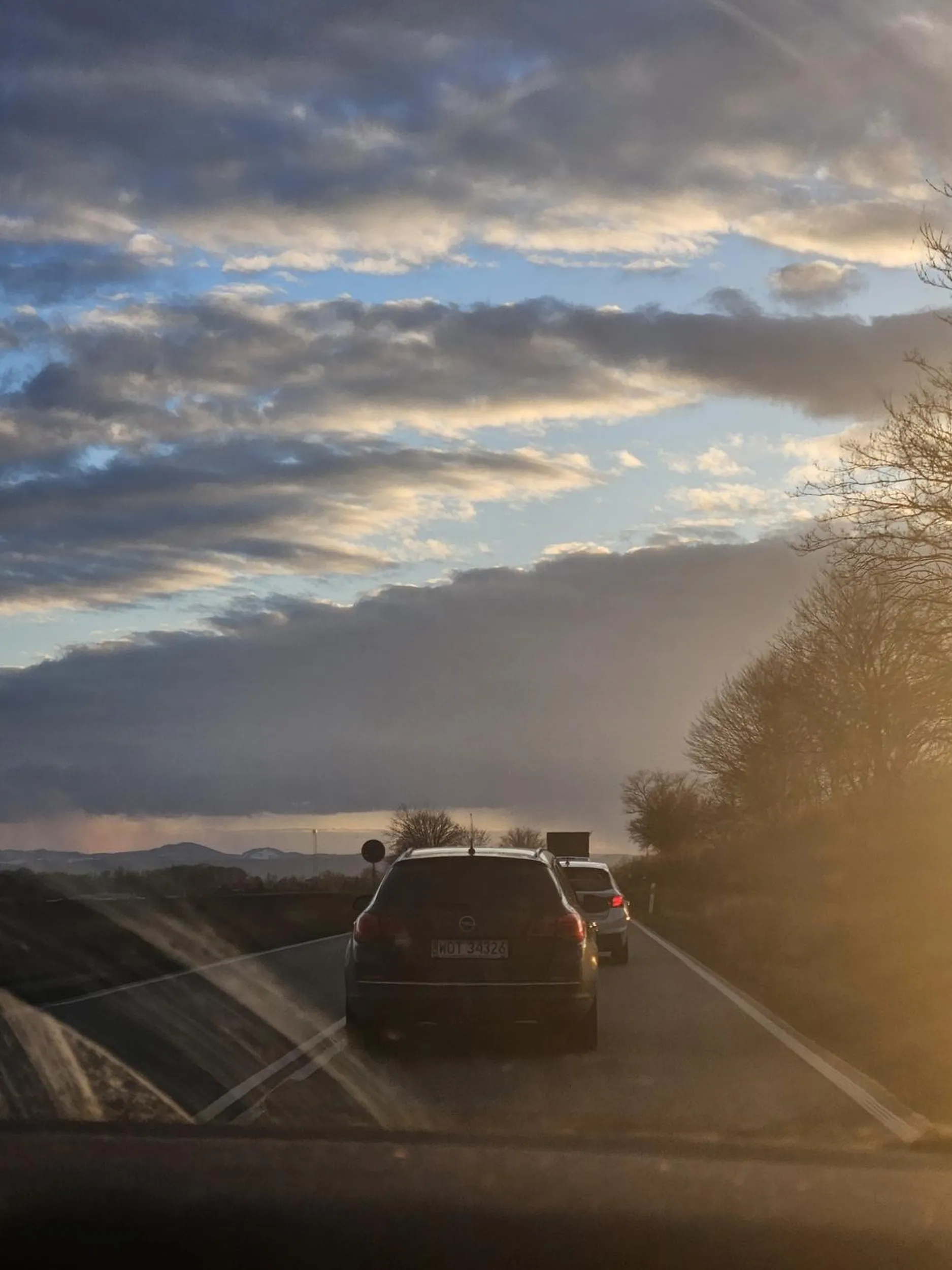 Wyprzedza na ciągłej,  powoduje niebezpieczeństwo jazdą na czołówkę