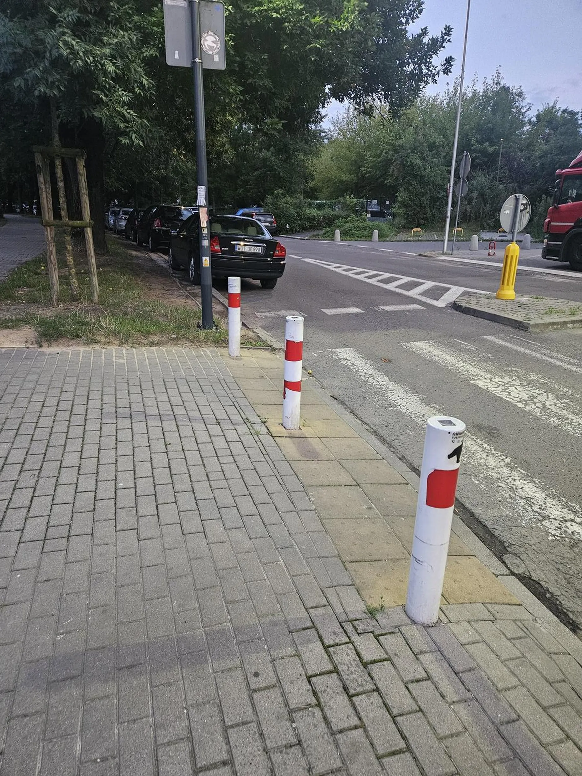 Nie da się przejechać szerszym autem, trzeba cisnąć pod prąd