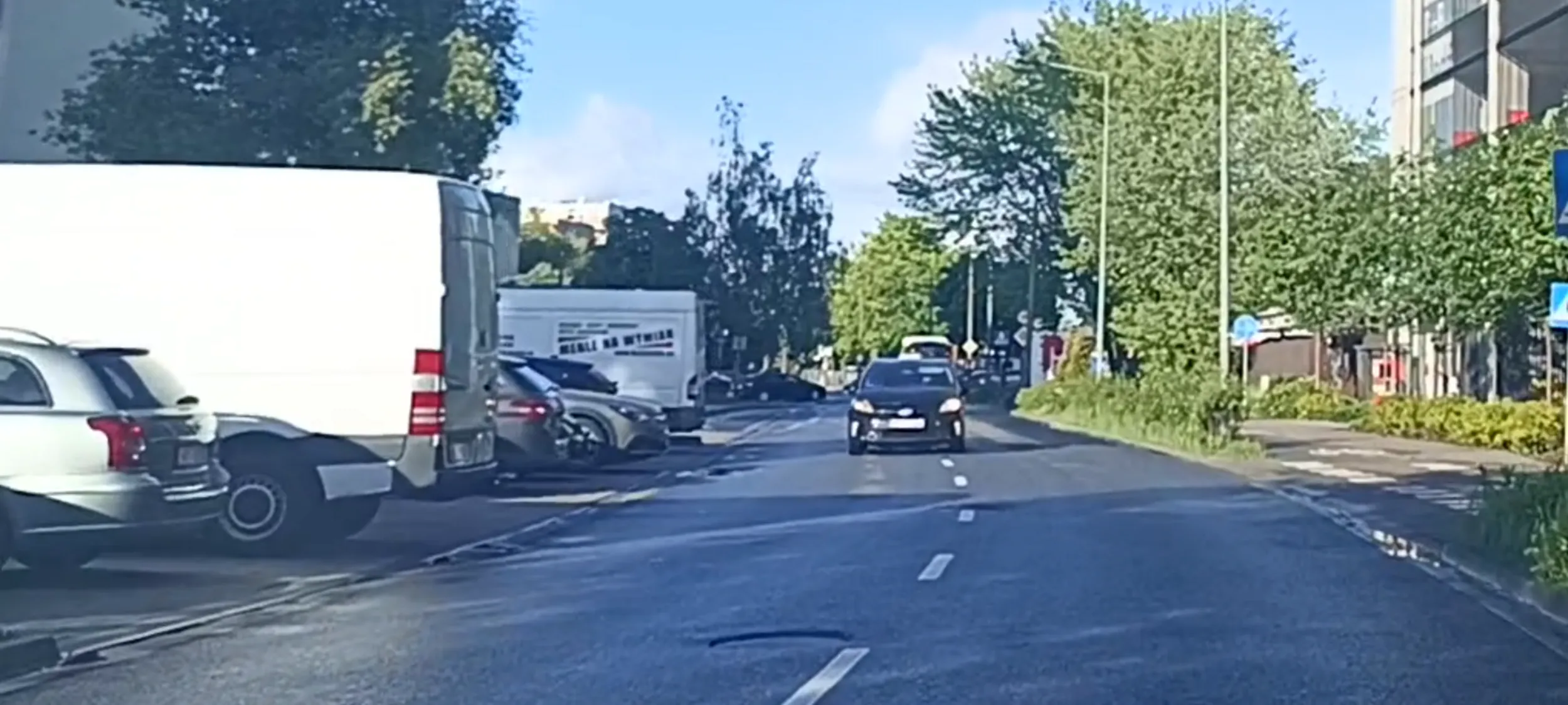 Wrakiem jeździ nielegalny muzułmanin z wizą od PiS  i do tego środkiem ulicy wprost na czołówkę. Musiałem trąbić i się zatrzymać żeby się we mnie nie wbił